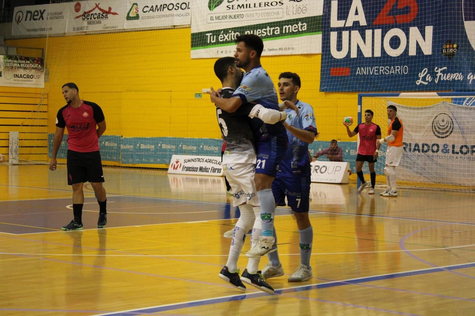 Los celestes celebran uno de los goles conseguidos ante Melistar en el estreno de la temporada.