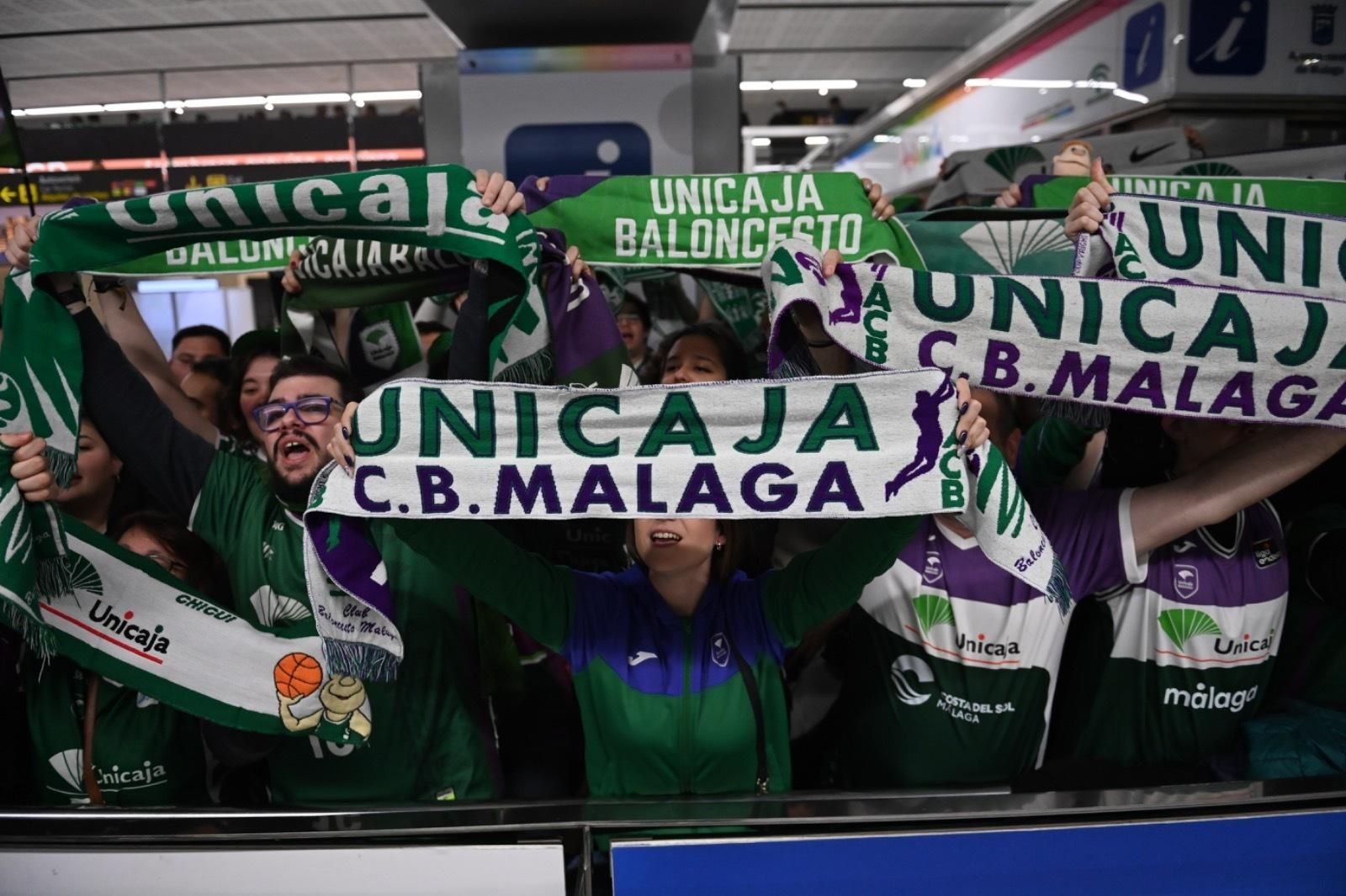 Júbilo en la llegada del Unicaja al aeropuerto
