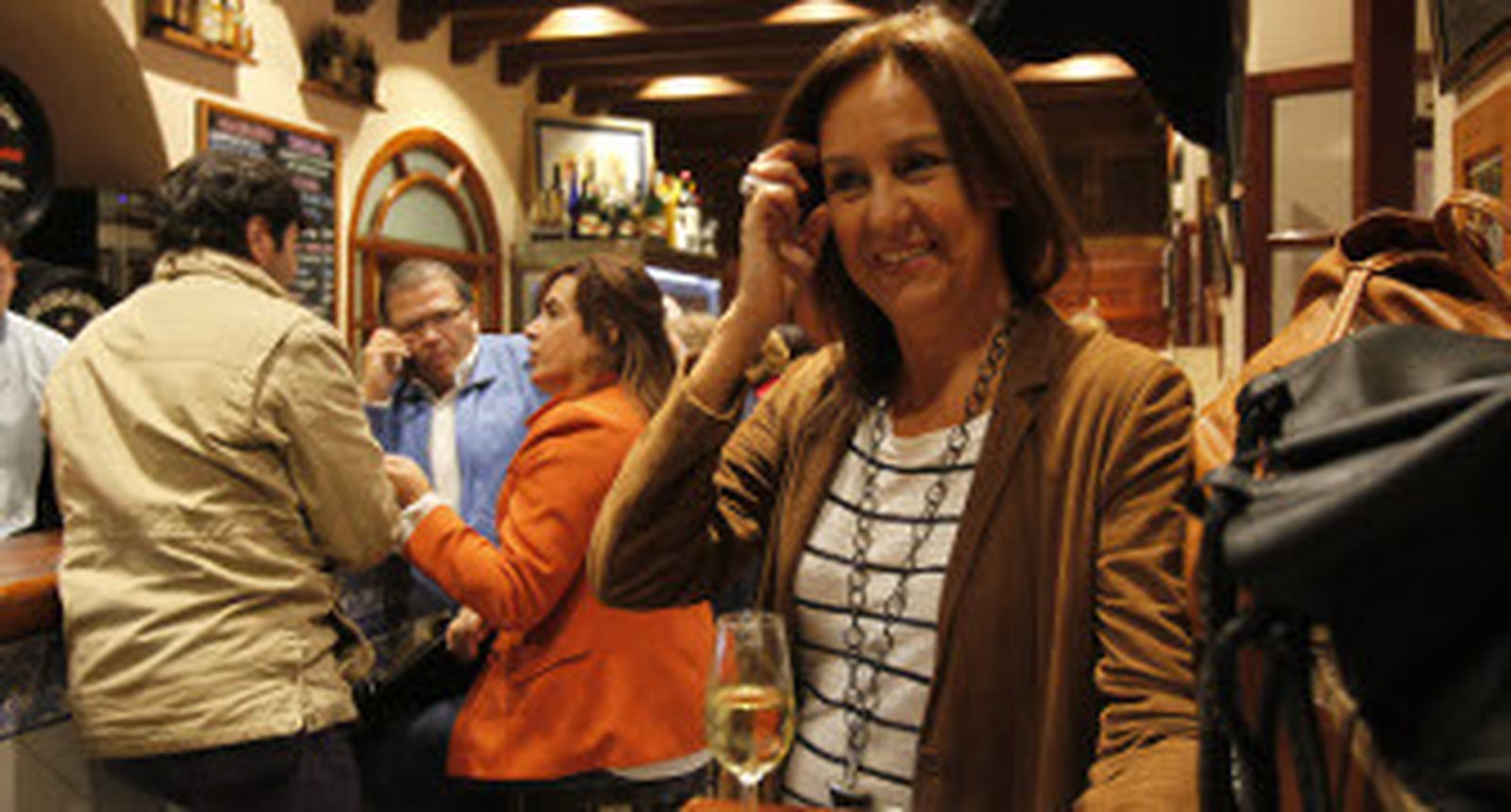 María Dueñas, en Barbiana, con su libro 'jerezano' y un fino de Jerez. / José Ángel García