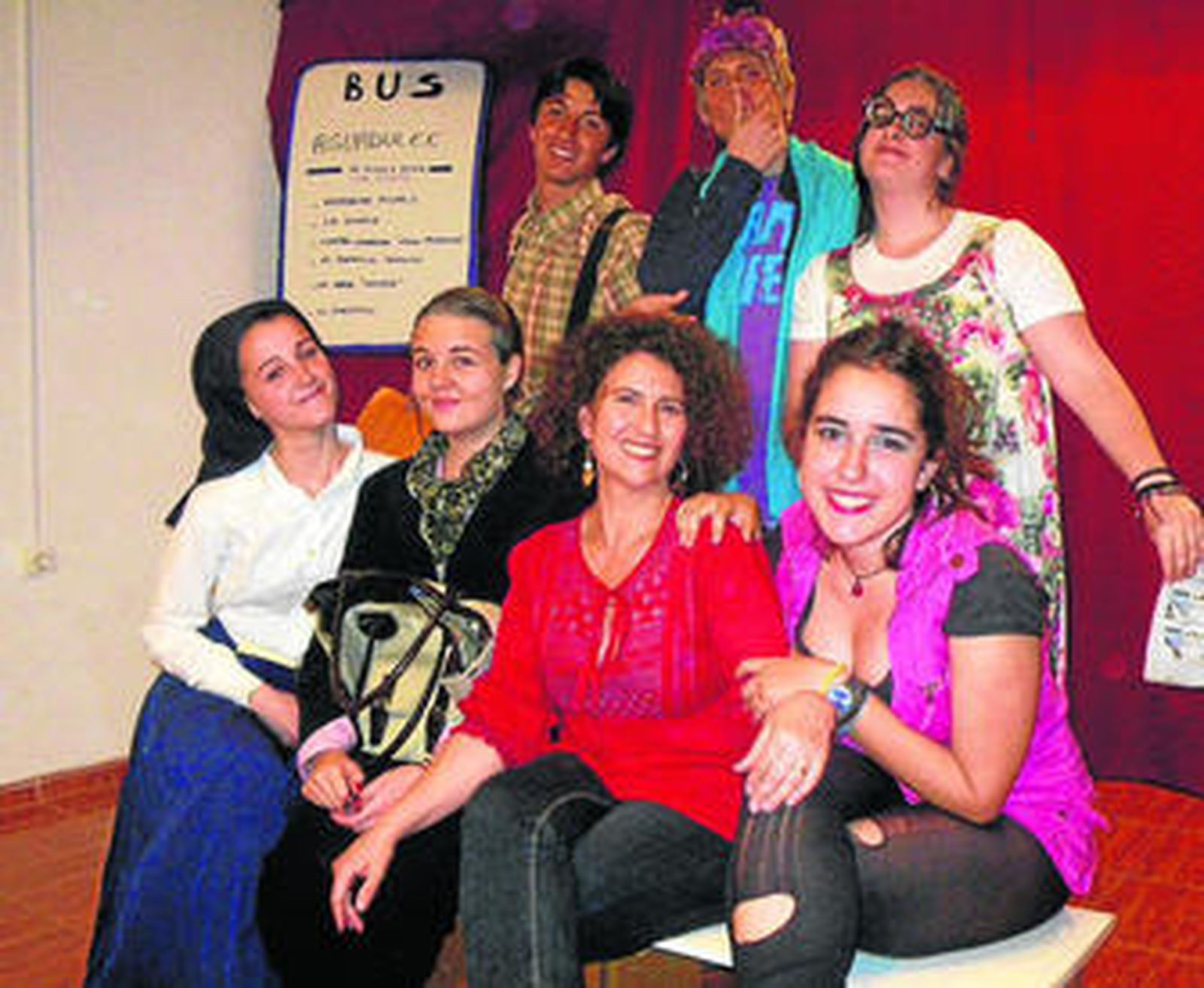 Integrantes del taller de teatro de Posidonia, con la profesora Pilar Barberá a la cabeza.