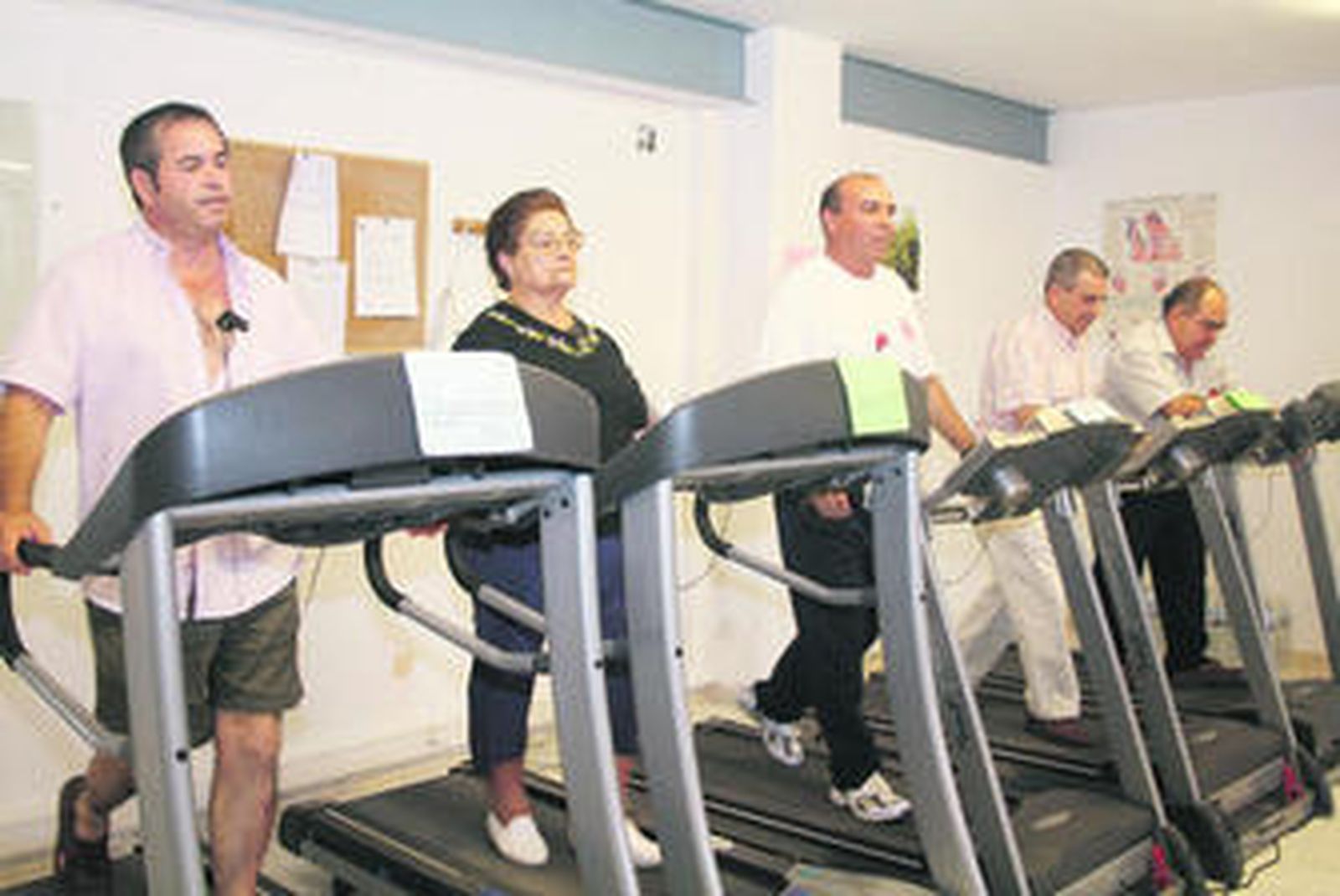 Cardiópatas haciendo rehabilitación en la asociación de pacientes de Arahal, en Sevilla.