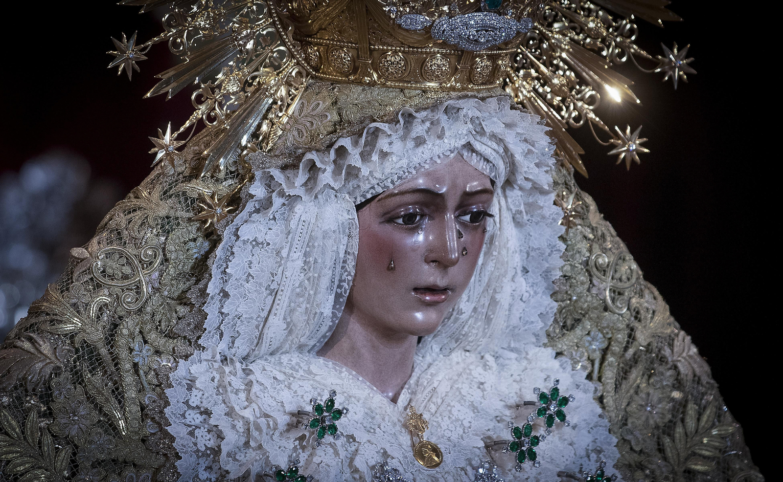 El besamanos de la Macarena, en imágenes