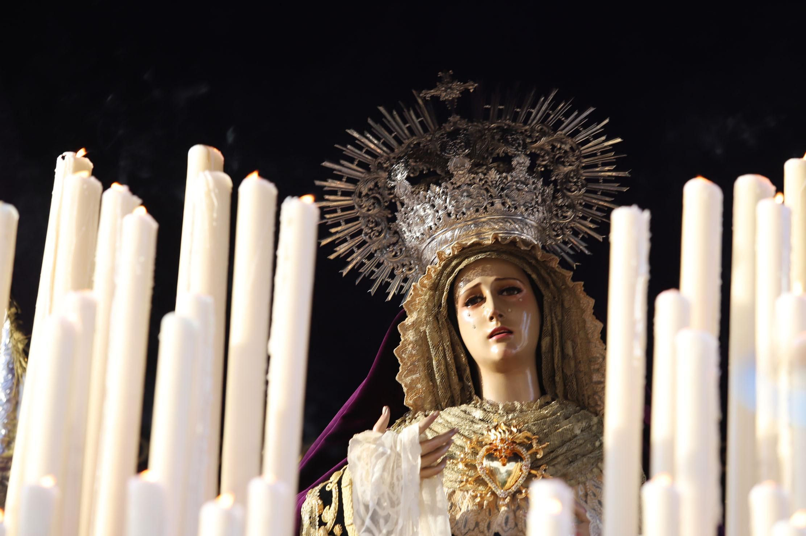 Imágenes de la procesión del Descendimiento por las  calles de Huelva