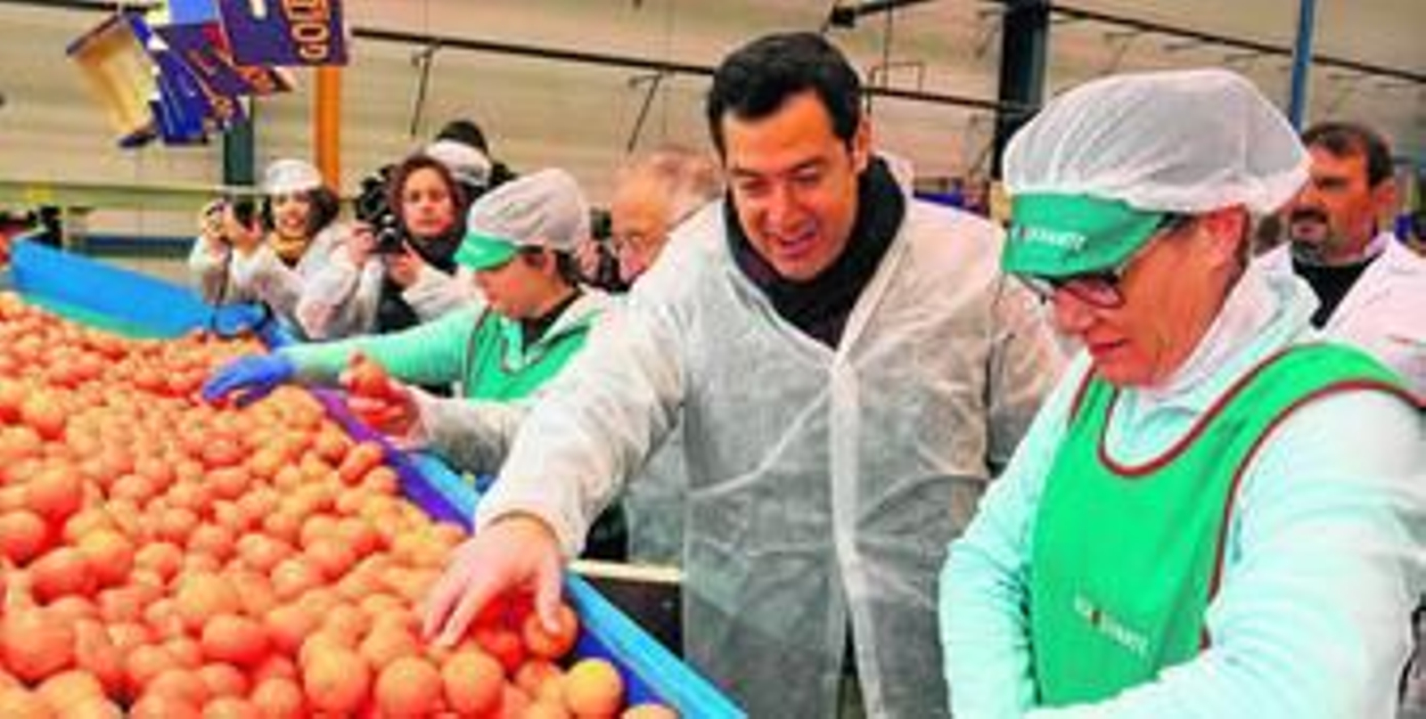 Juan Manuel Moreno, ayer de visita en unas instalaciones agrícolas de Huércal Overa.