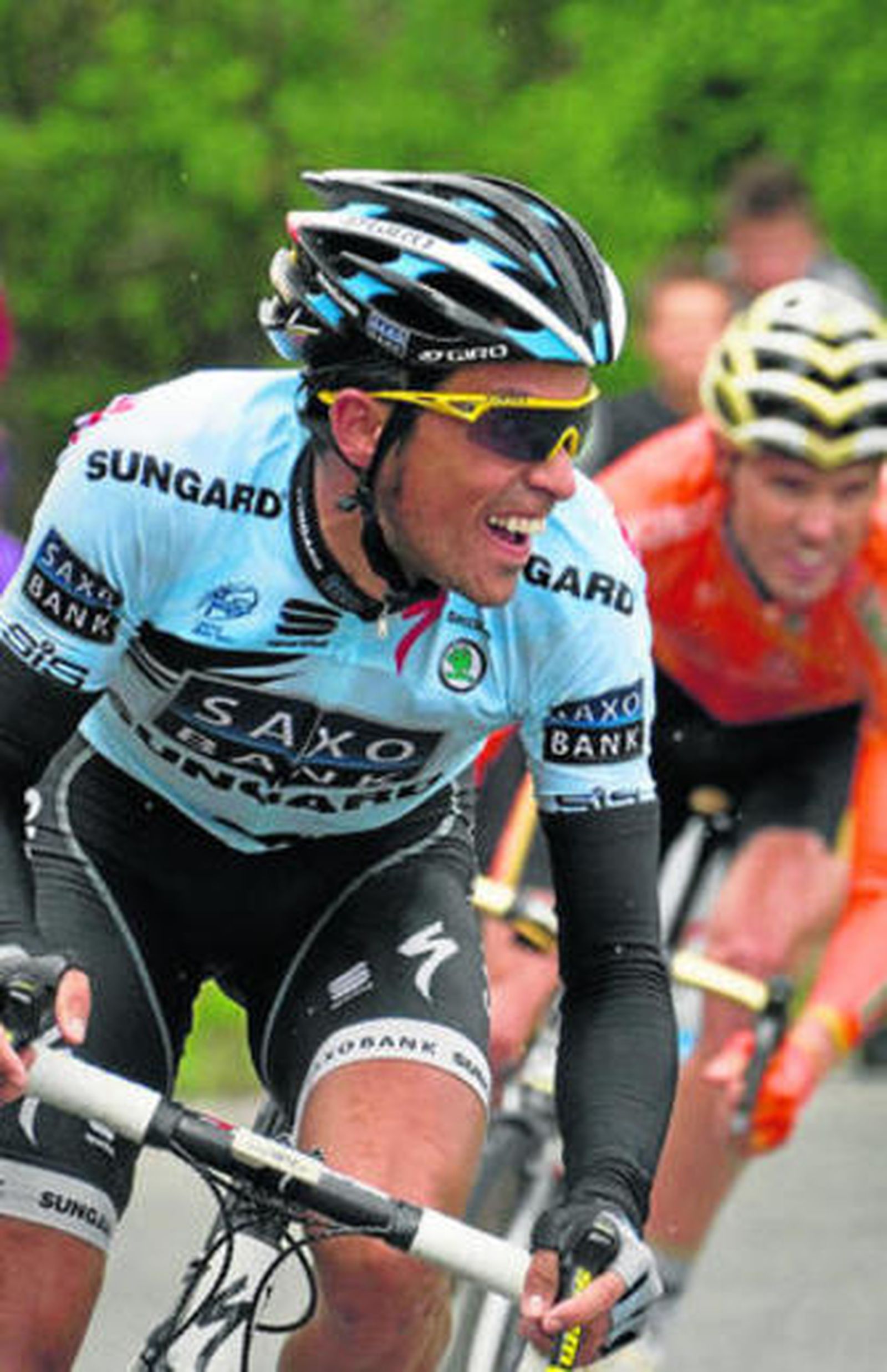 Contador, en el momento de lanzar su ataque, seguido de Samuel Sánchez.