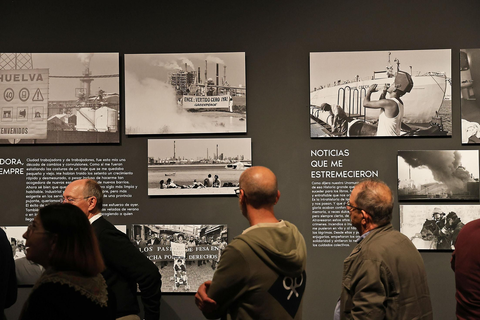 Inauguración la exposición 'Noventa Veces Huelva', una selección de fotografías de fotoperiodista Miguel Vázquez