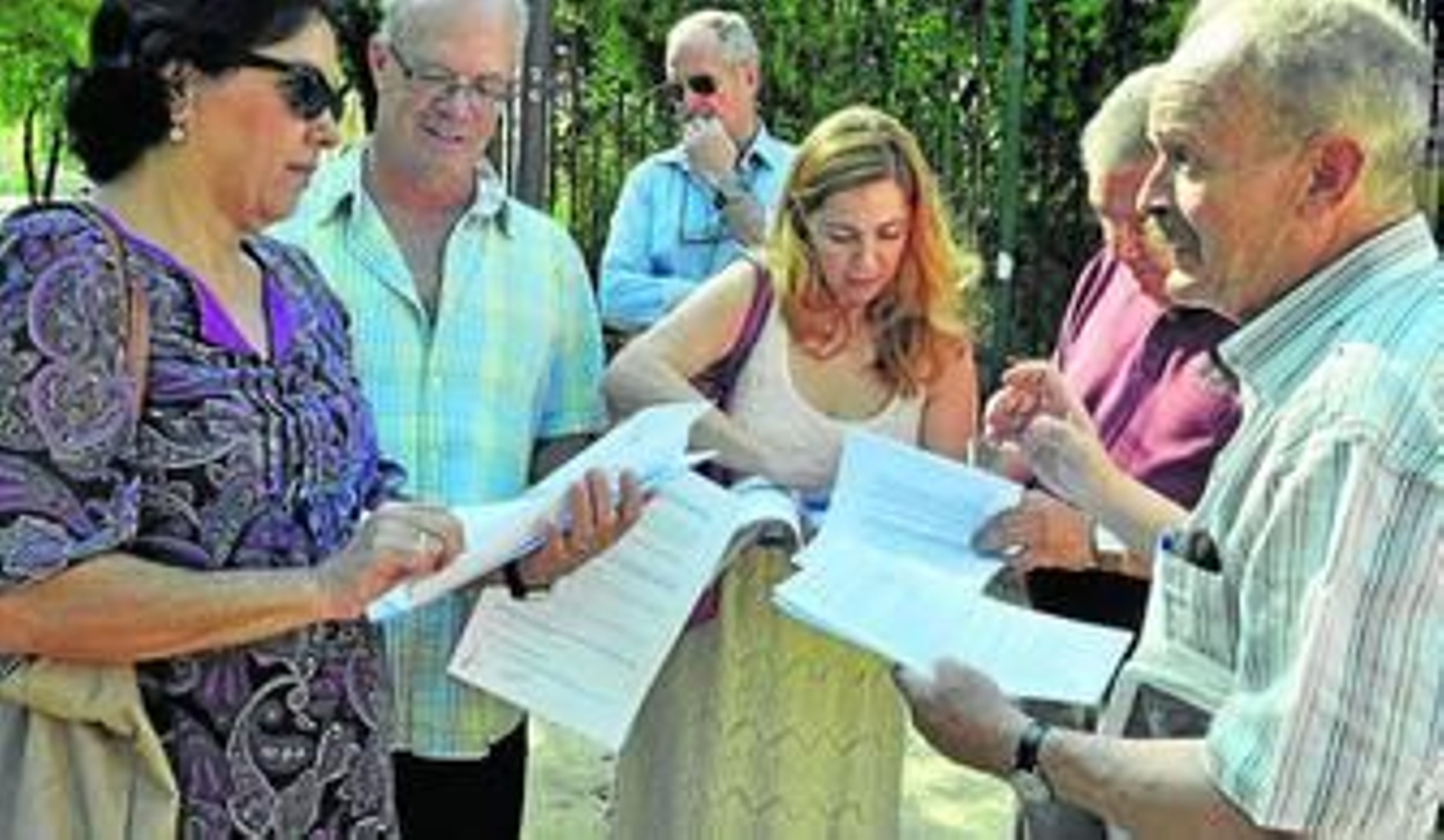 Los miembros de las diferentes asociaciones, con el escrito que han presentado al secretario del Ayuntamiento.