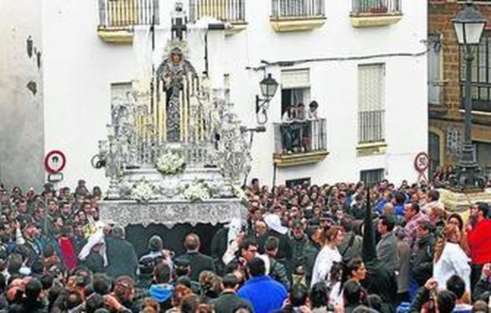 El paso de la Virgen de la Soledad, camino de Santa Cruz en su salida procesional.