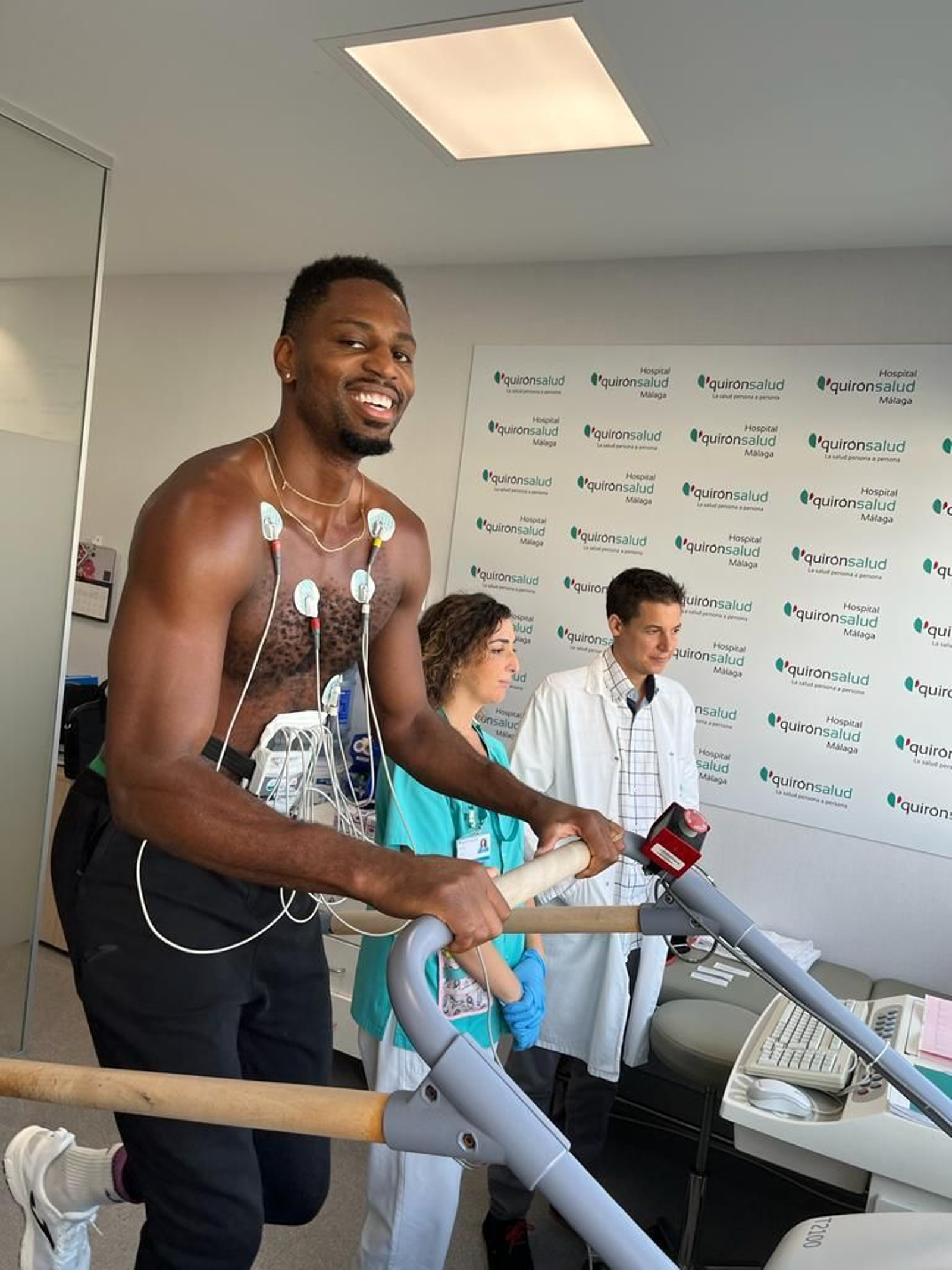 Melvin Ejim, pasando reconocimiento.