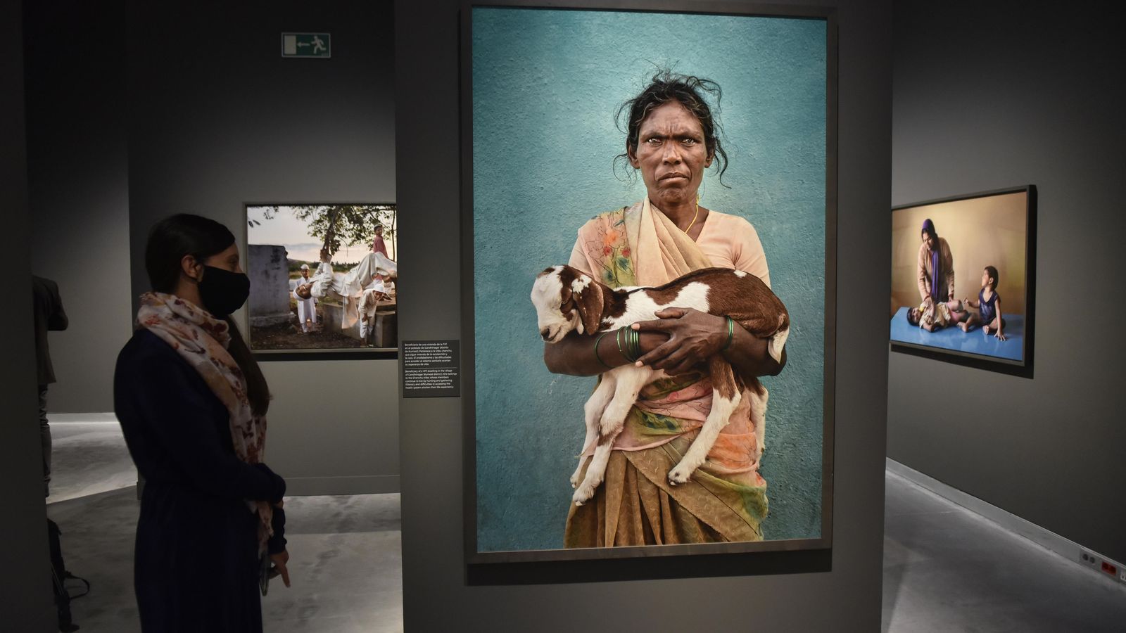 Una joven en la exposición de la fotógrafa en el espacio de la isla de la Cartuja.