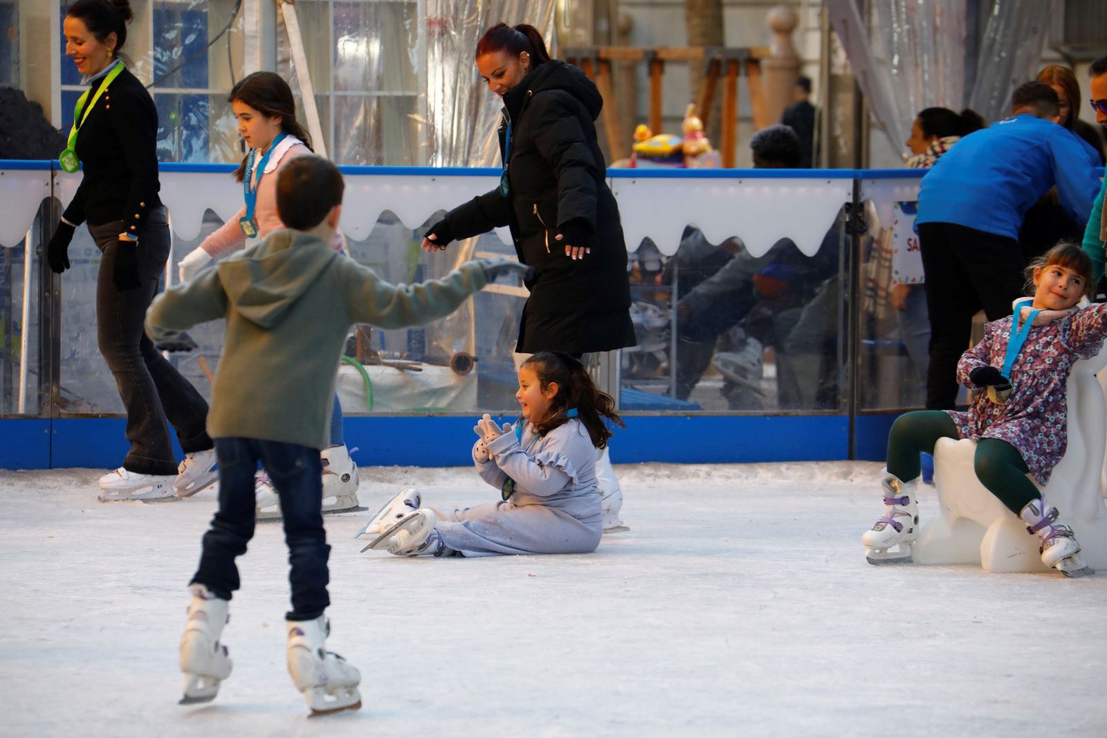 El gran ambiente en las calles de Córdoba en la previa de la Nochevieja, en fotografías