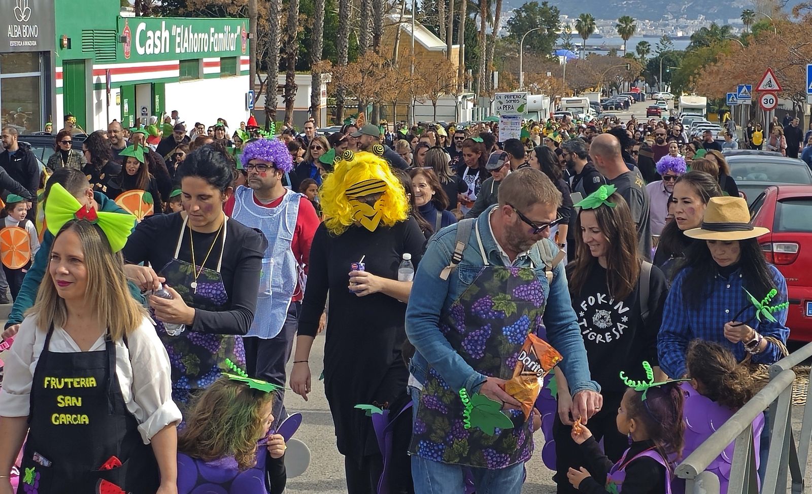 El pasacalles de carnaval del CEIP San García de Algeciras, en imágenes