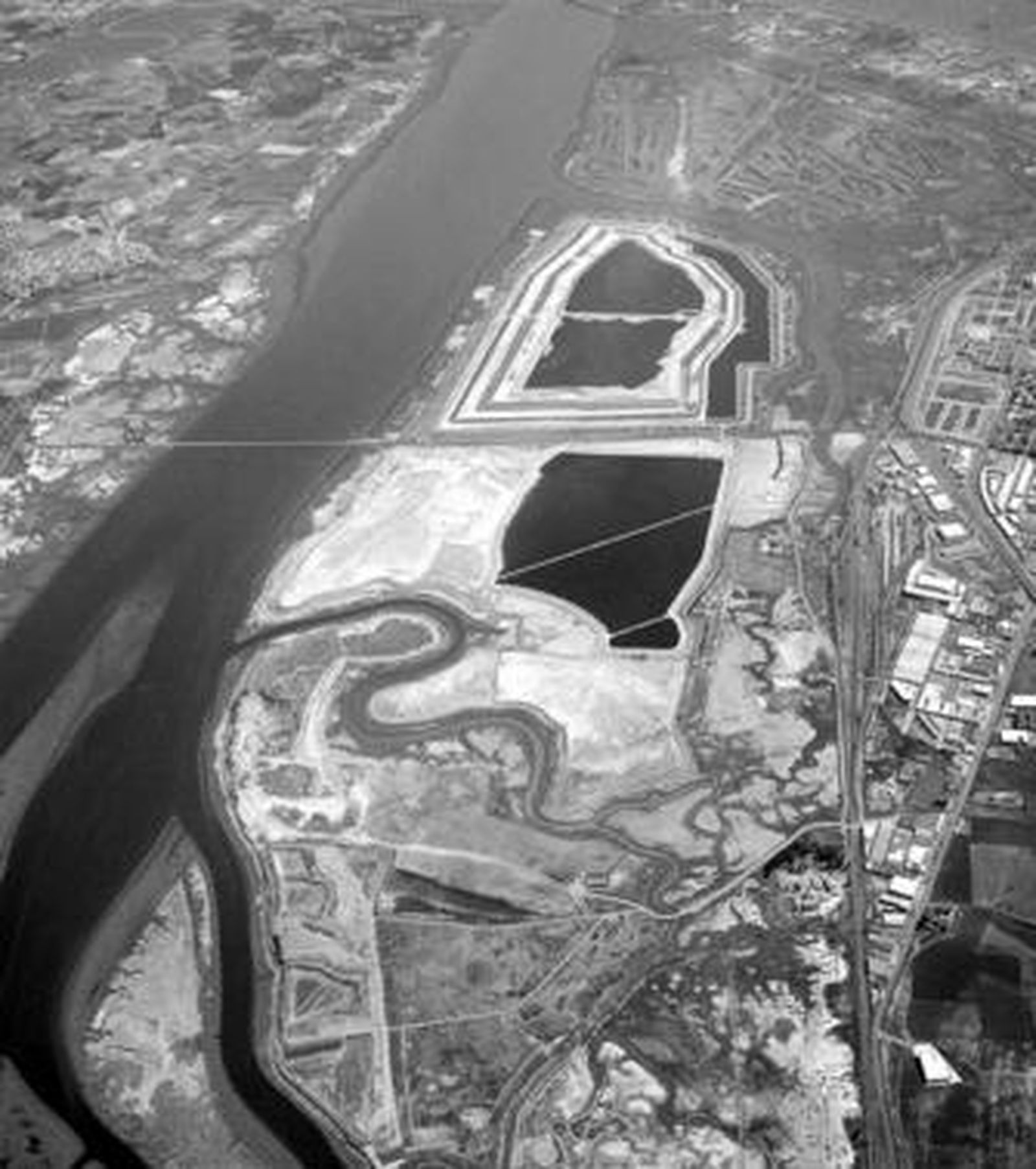 Vista aérea de las balsas de fosfoyesos, en las marismas del Tinto.