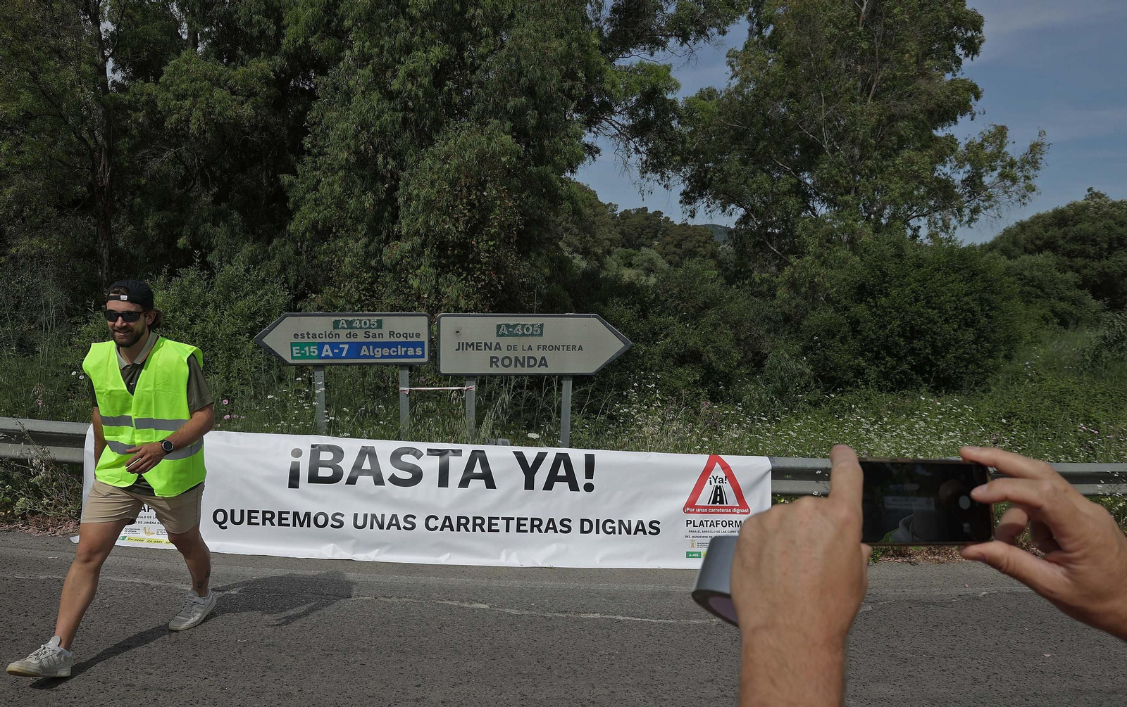 Fotos de la concentración por el mal estado de la carretera A-405 en Jimena