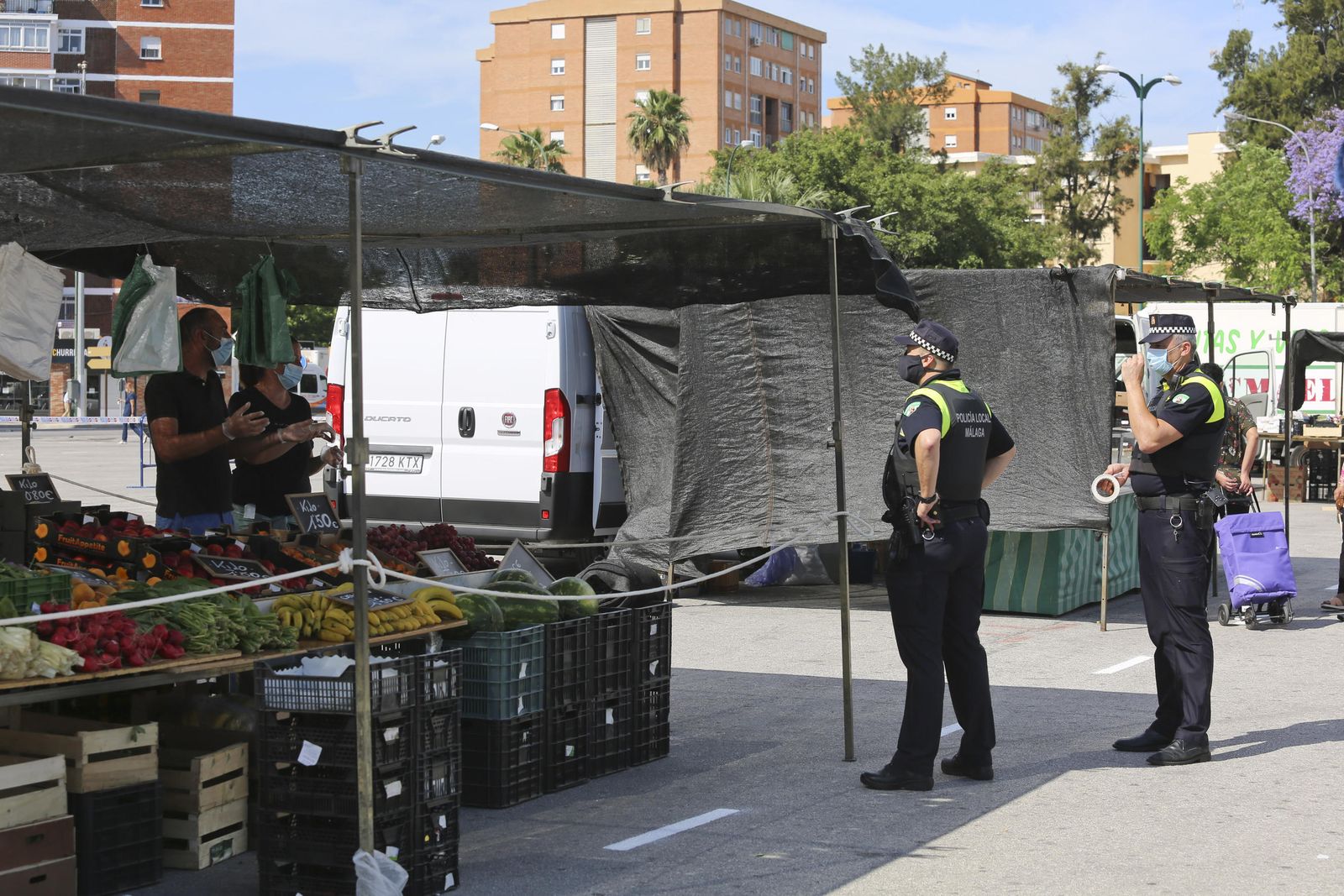 Las fotos del mercadillo de Huelin, en Málaga, en su primer día de desescalada
