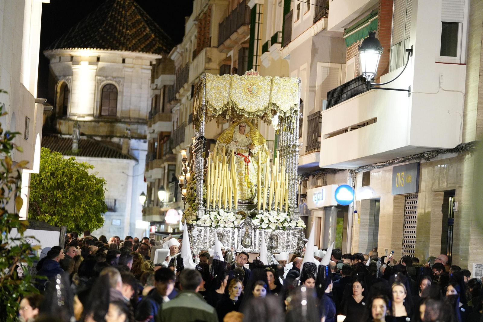 Martes Santo en Lucena: Las procesiones del Carmen, Servitas y Amor y Paz, en imágenes