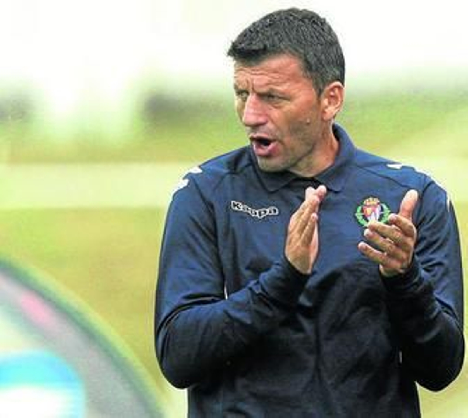 Miroslav Djukic aplaude a sus jugadores durante un encuentro amistoso.