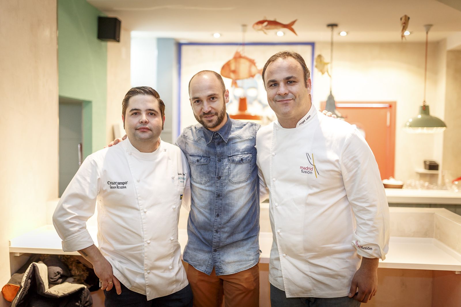 Juan Ruiz, Premio Nacional de Gastronomía que estudió en Hostelería, entre Ángel León y Juanlu Fernández.