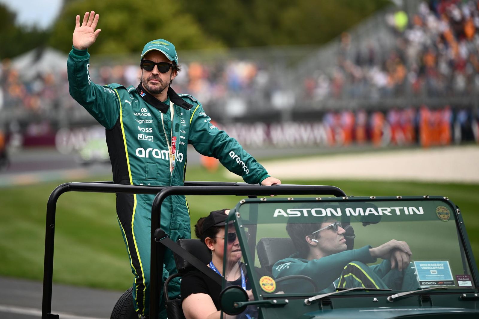Fernando Alonso saluda a los aficionados en Melbourne.