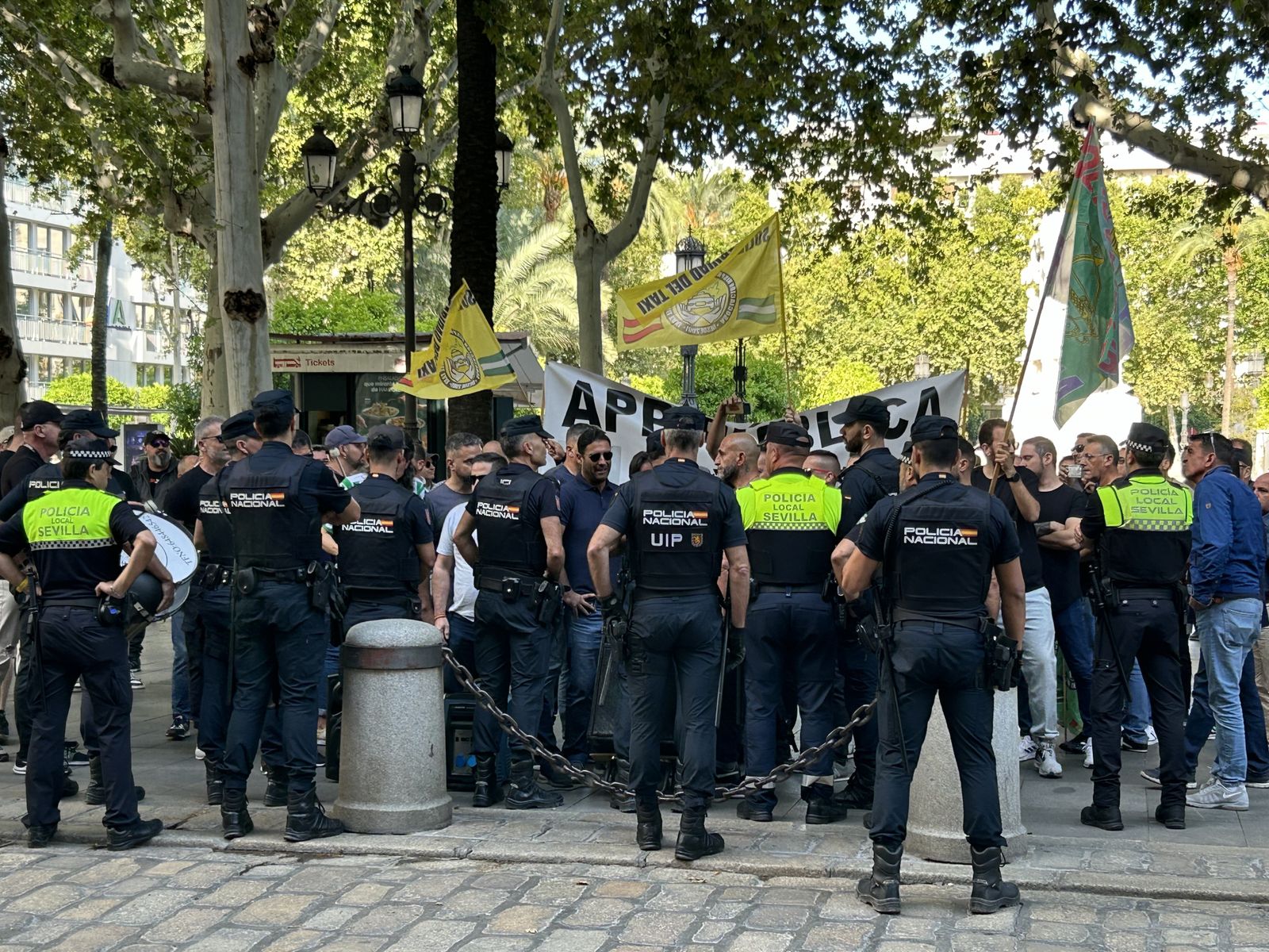 Nueva concentración de taxistas este jueves ante el Ayuntamiento liderados por Solidaridad del Taxi y Unión Sevillana del Taxi