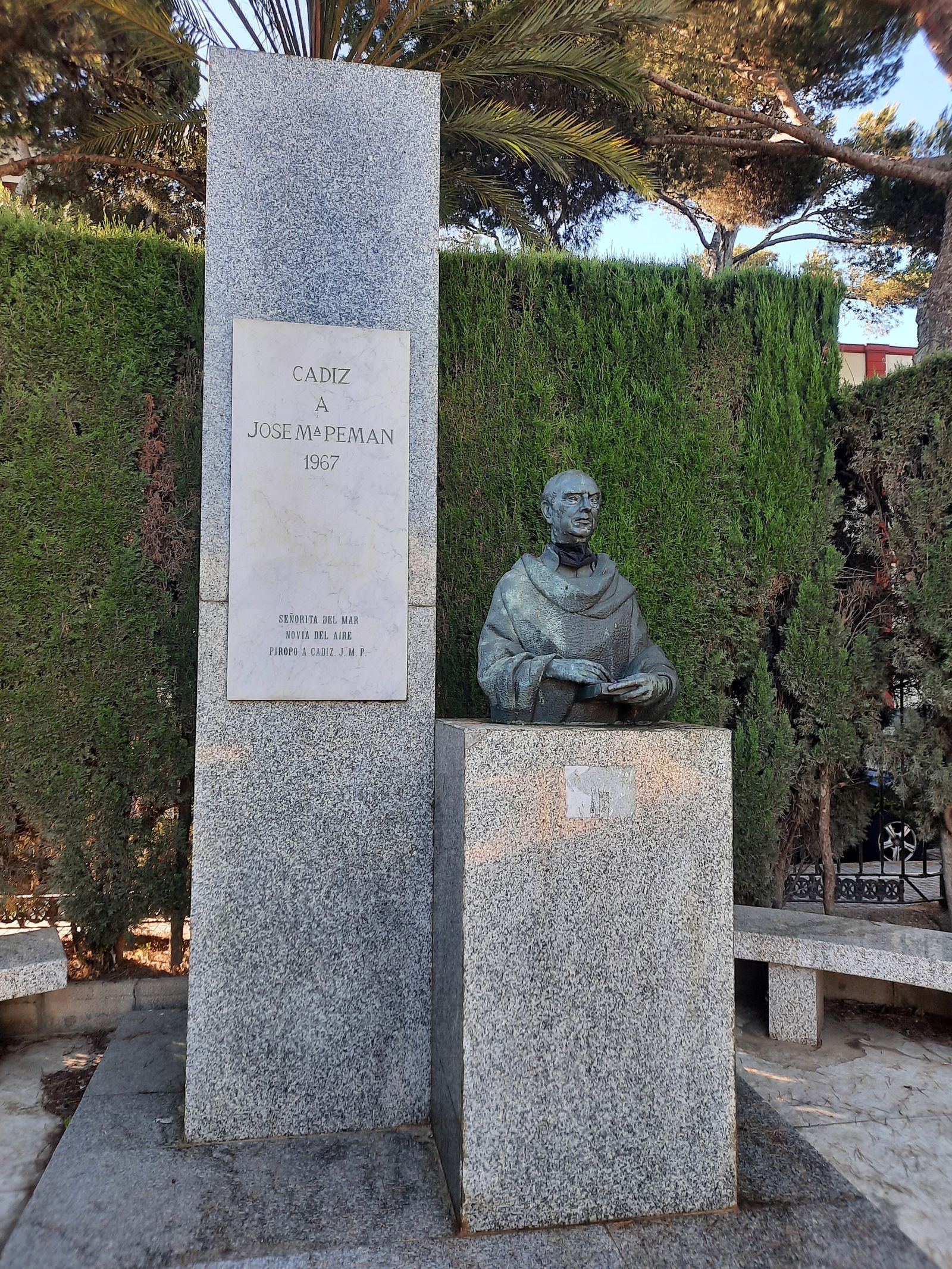 Imagen del monumento a Pemán en el Parque Genovés.