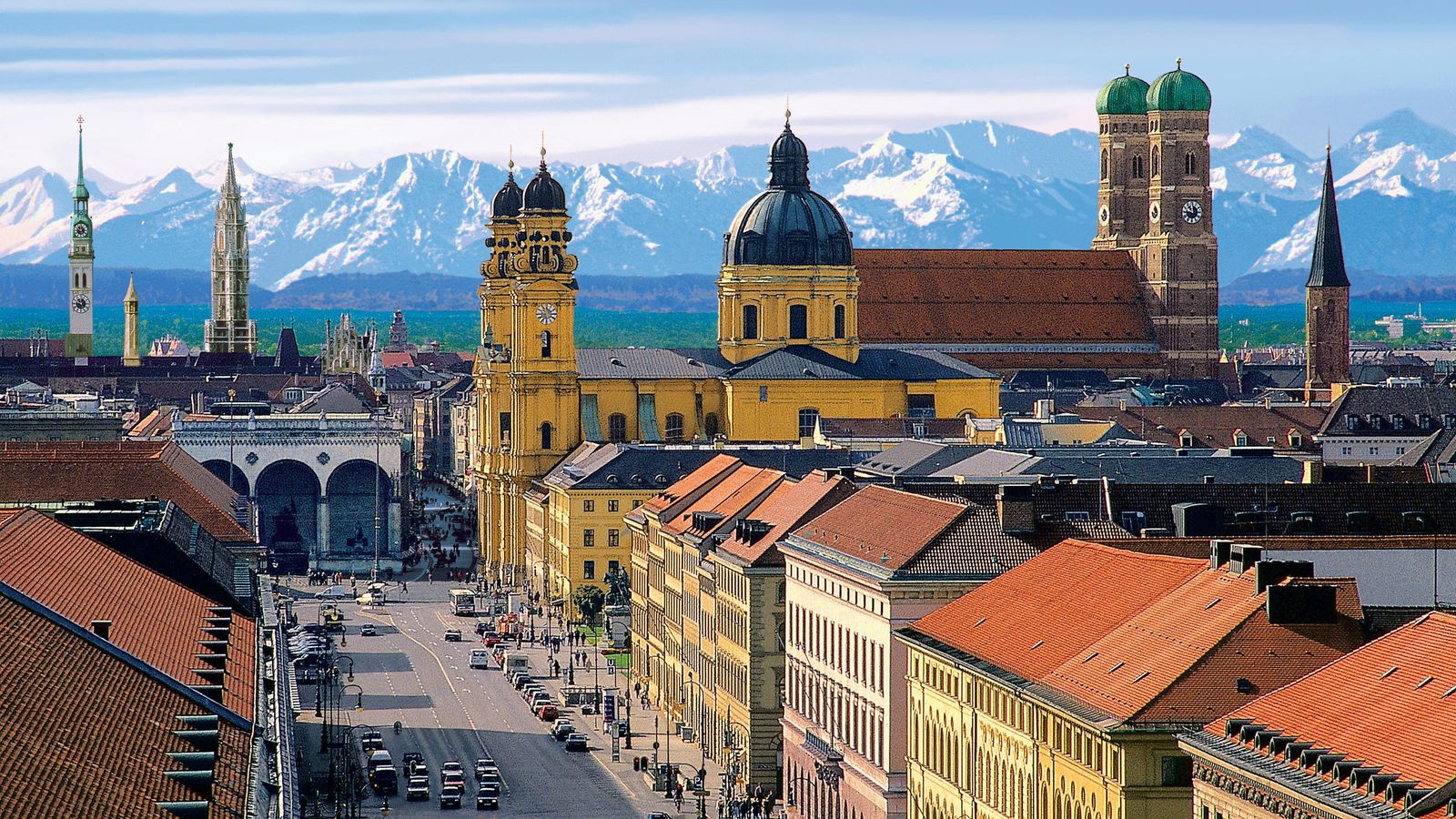 Espectacular perspectiva de Múnich con los picos nevado de los Alpes.