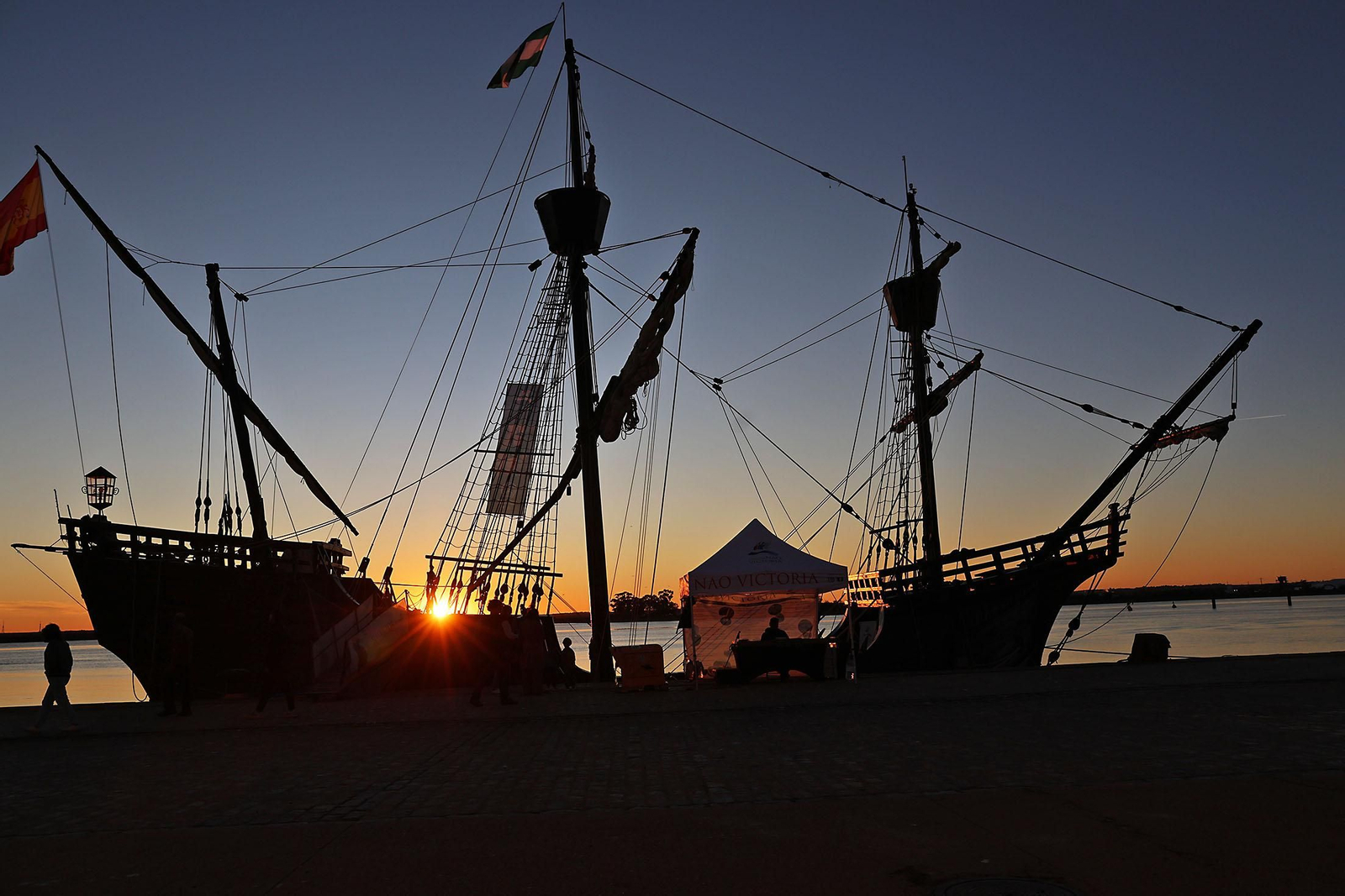 Imágenes de la Nao Victoria en el muelle de Levante