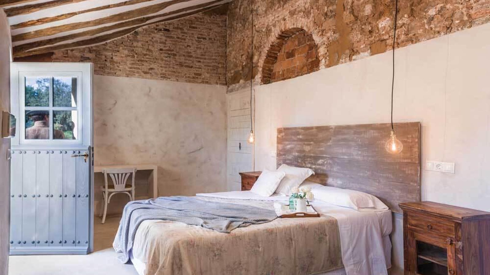 En sus habitaciones predominan los materiales naturales