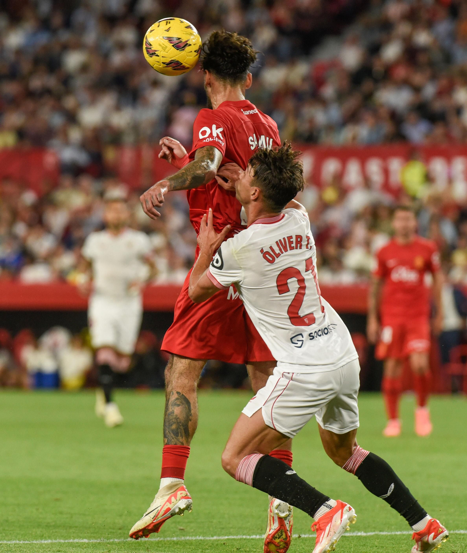 Óliver Torres, en un lance con Samu Costa.