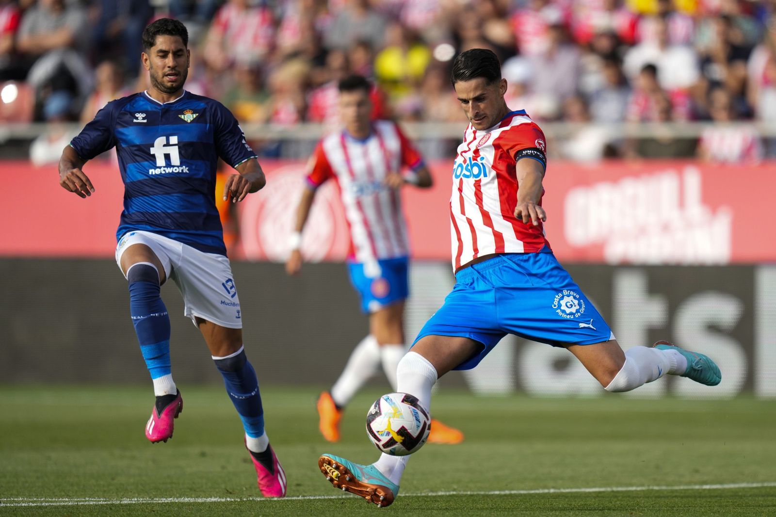 Ayoze presiona a Juanpe durante el duelo del Betis en Montilivi ante el Girona.