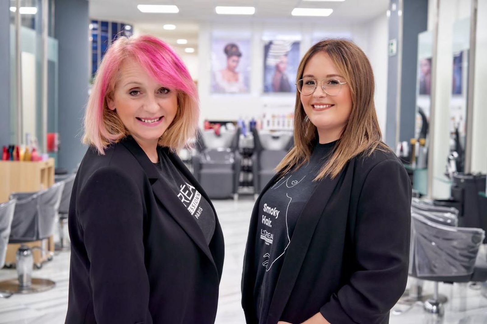 Encarna Moreno y su hija María Gómez, dos sevillanas nominadas a los premios Oscar de la Peluquería en Londres.