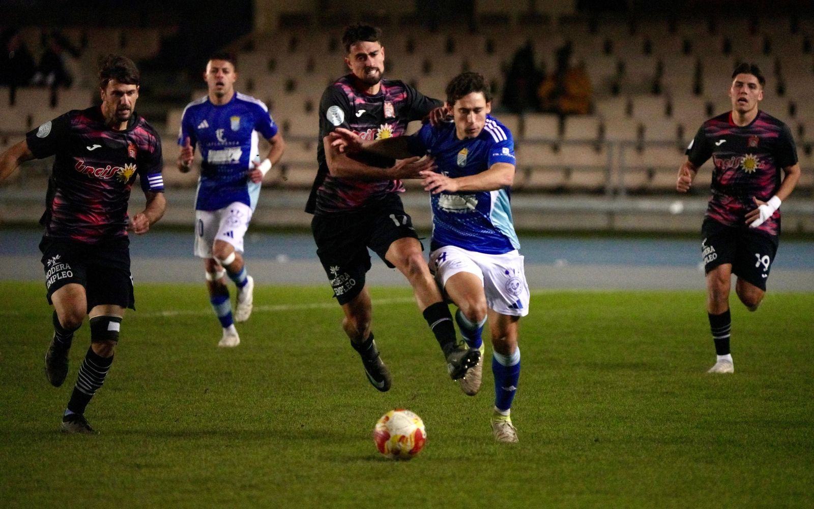 Jaime López pugna con Uri en un lance del encuentro.