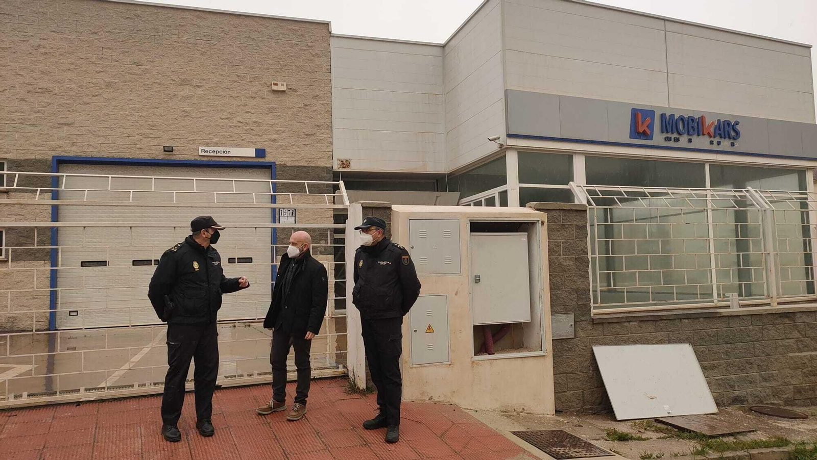 Javier Salas visitó junto a responsables de la Comisaría de Ronda la futura sede provisional.