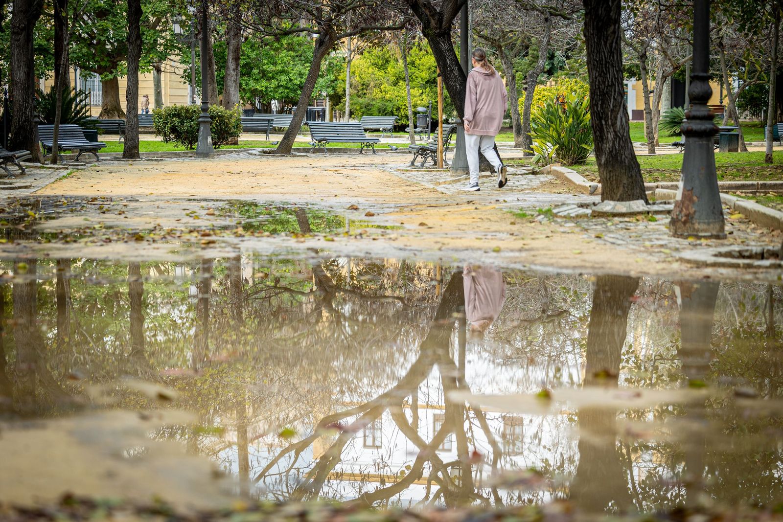 Las imágenes del mal estado de la Plaza de España en Cádiz