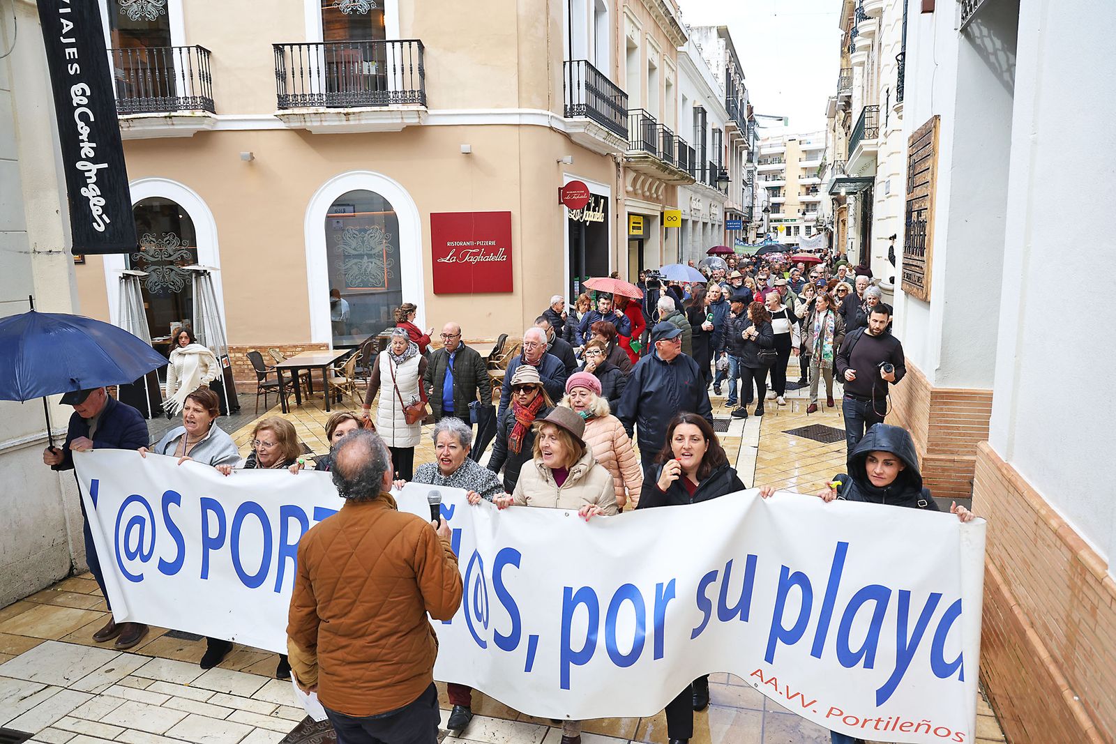 Fotografías de la manifestación en Huelva para exigir la regeneración de las playas