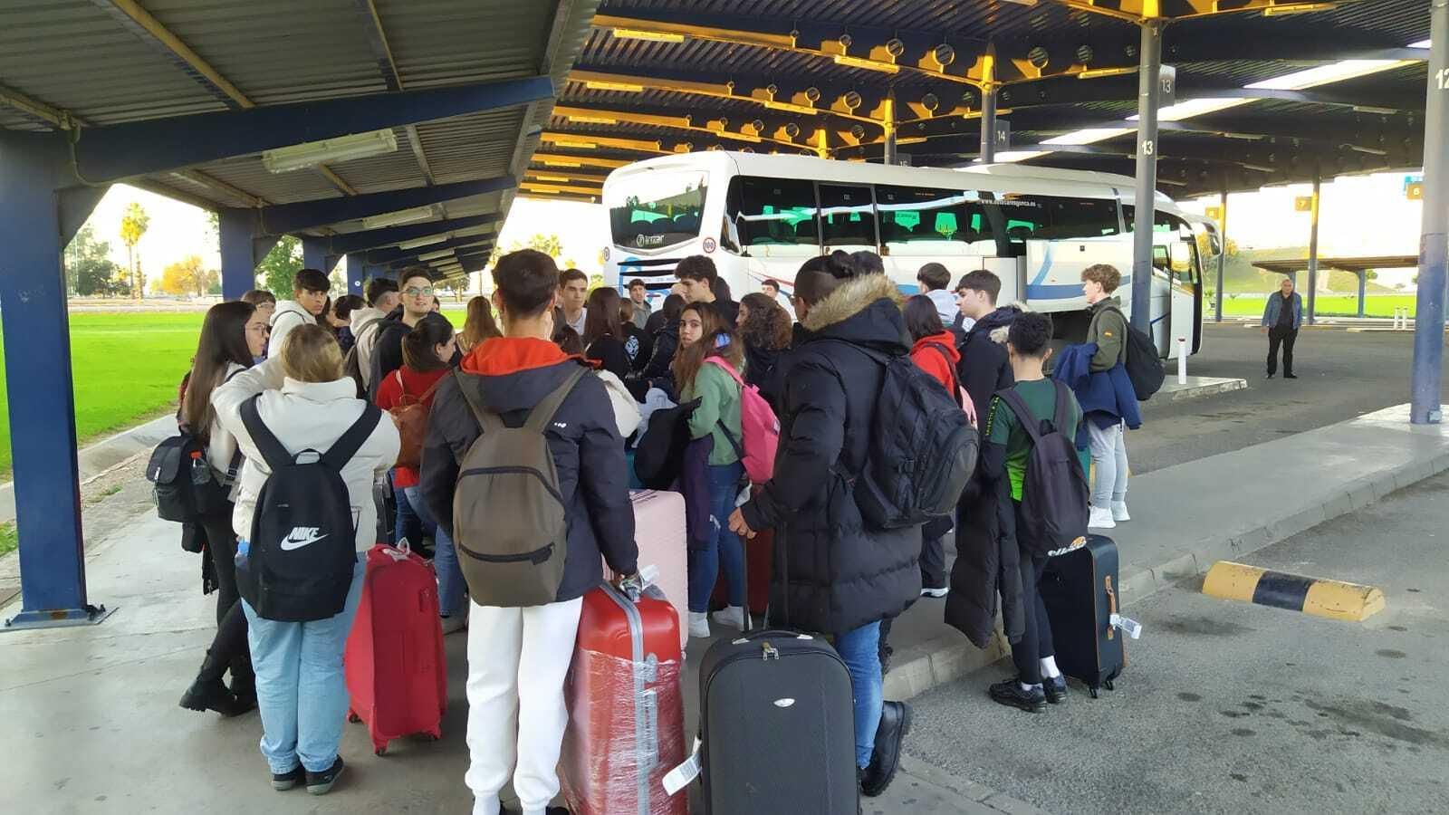 Los alumnos de segundo de Bachillerato del IES Fuente Juncal cogen el autobús que les llevará hasta el Aeropuerto de Madrid