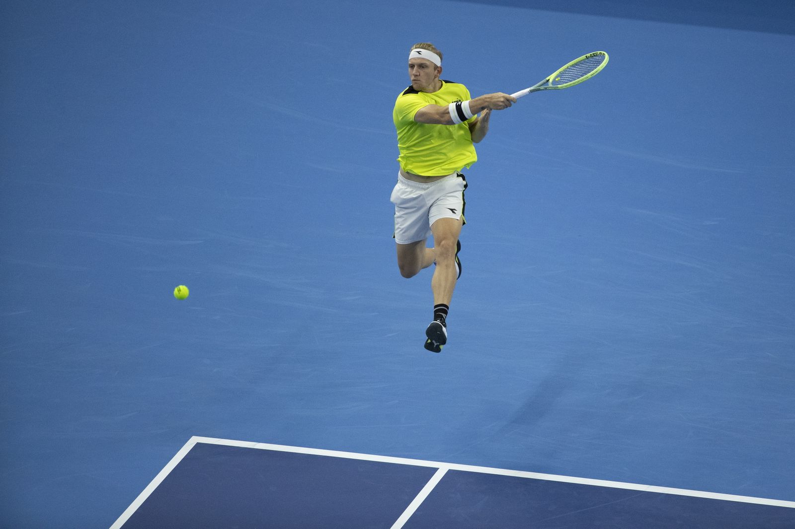 Davidovich golpea de derecha.