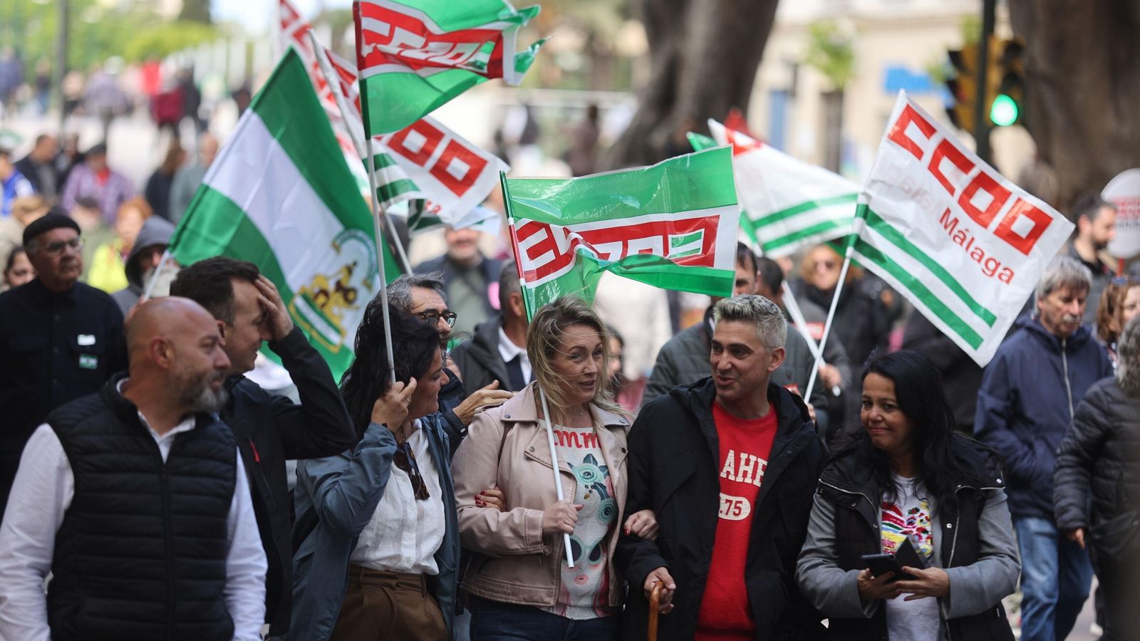Varios asistentes con banderas de CCOO Varios asistentes con banderas de CCOO
