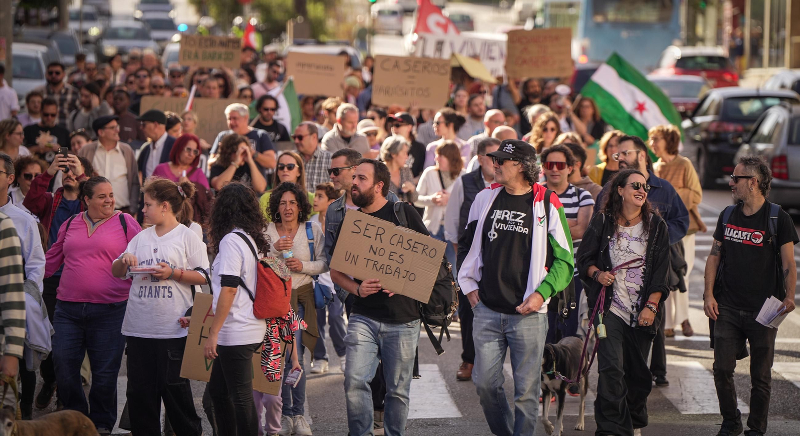 Imágenes de la numerosa participación en la manifestación 'Jerez por la Vivienda'