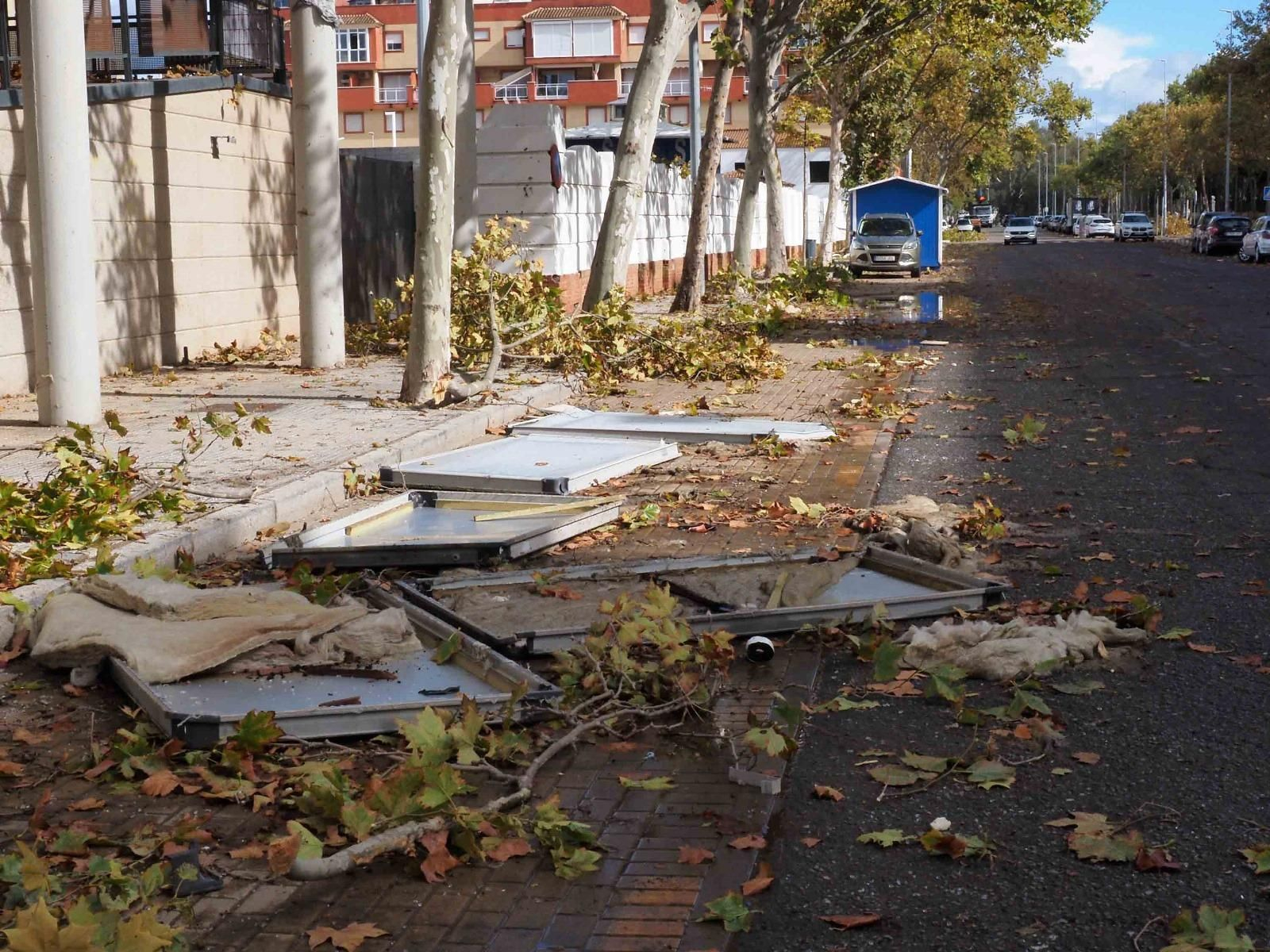 Las fotografías de los destrozos provocados por la manga marina que ha cruzado Isla Cristina durante el temporal de este miércoles