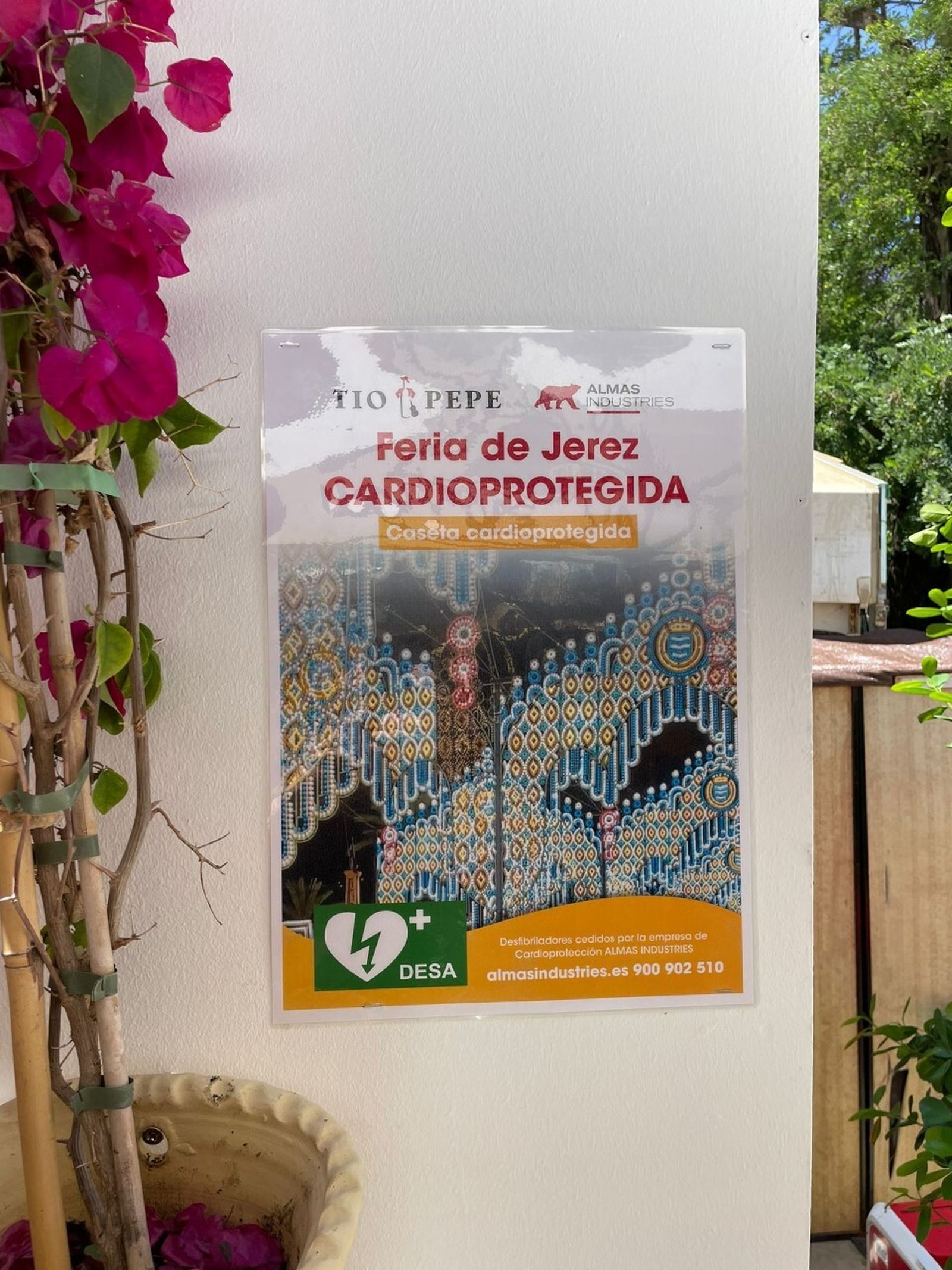 Cartel avisando de la instalación de un desfibrilador en la caseta de González Byass