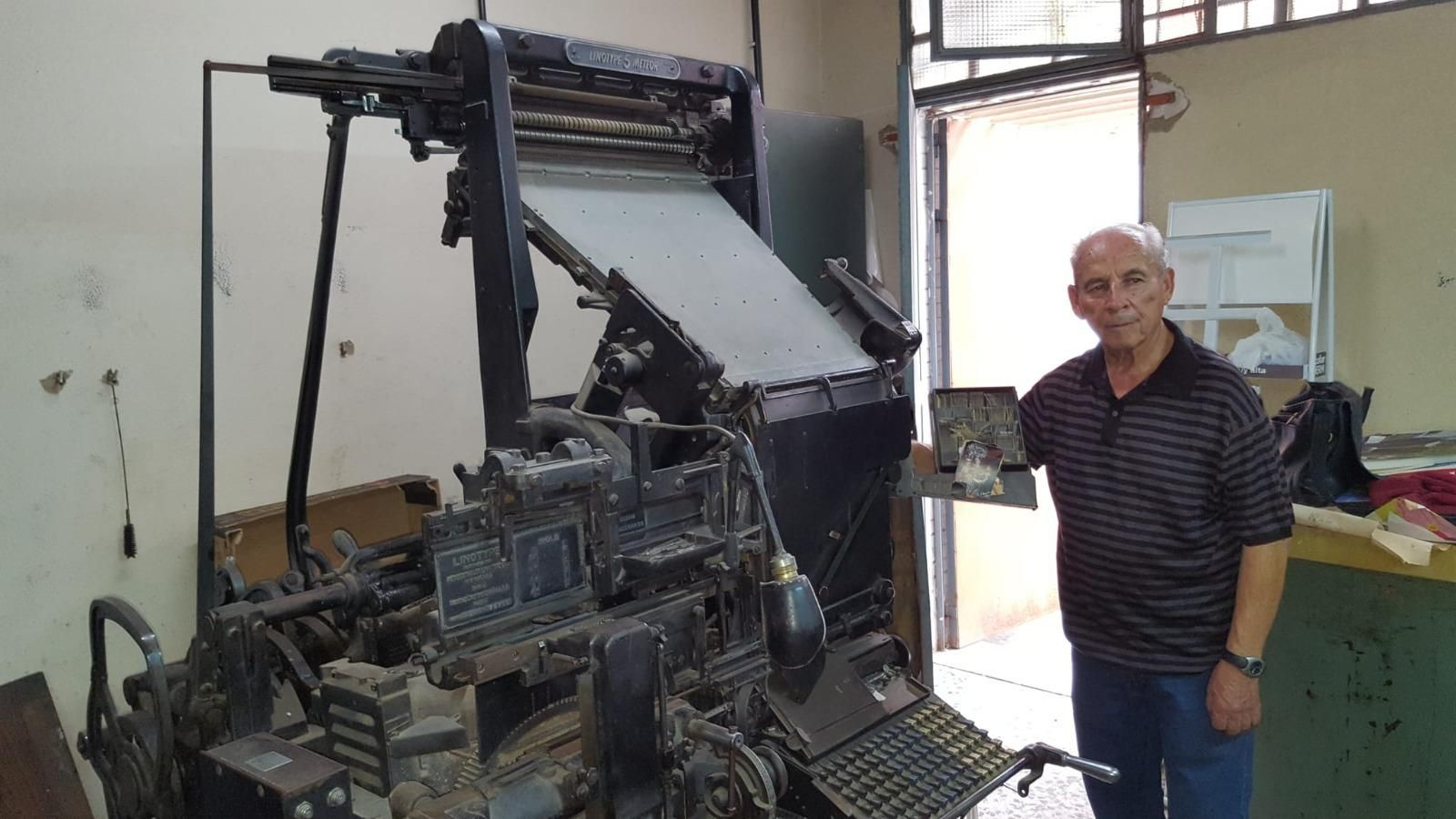 Antonio Márquez, con una de las máquinas para impresión con las que trabajó durante toda su vida.
