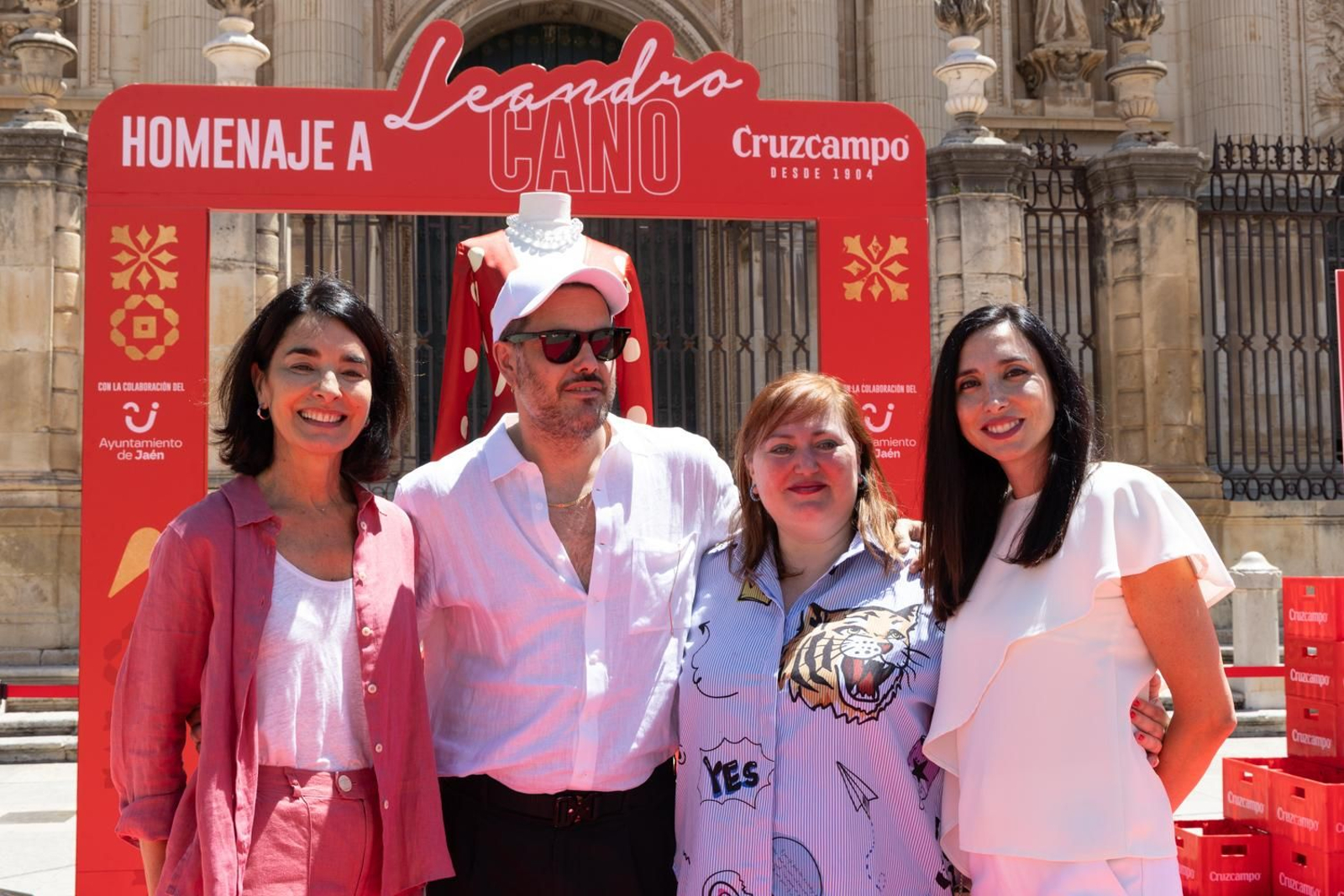 Imágenes del homenaje, a los pies de la Catedral de Leandro Cano.