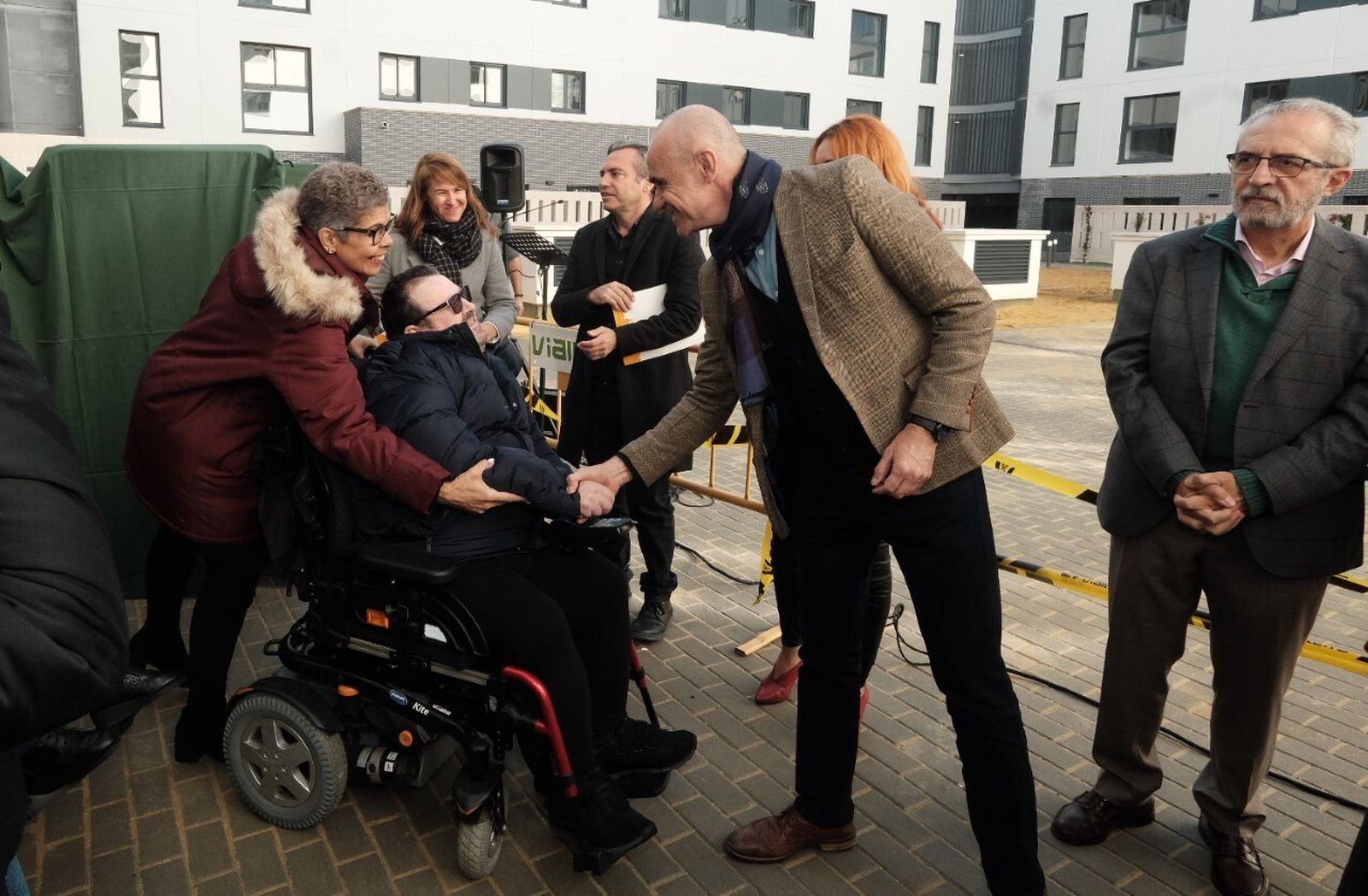 Antonio Muñoz y Juan Manuel Flores junto a uno de los participantes en la campaña de Emvisesa.
