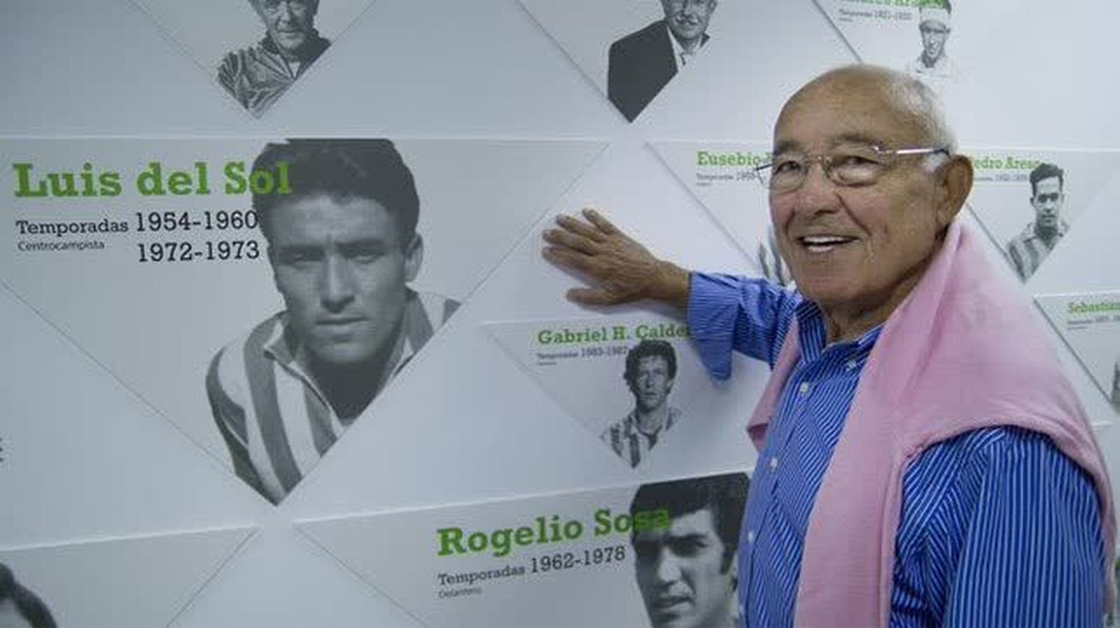 Luis del Sol, tocando su foto en el mural de las leyendas del Betis en el Benito Villamarín.