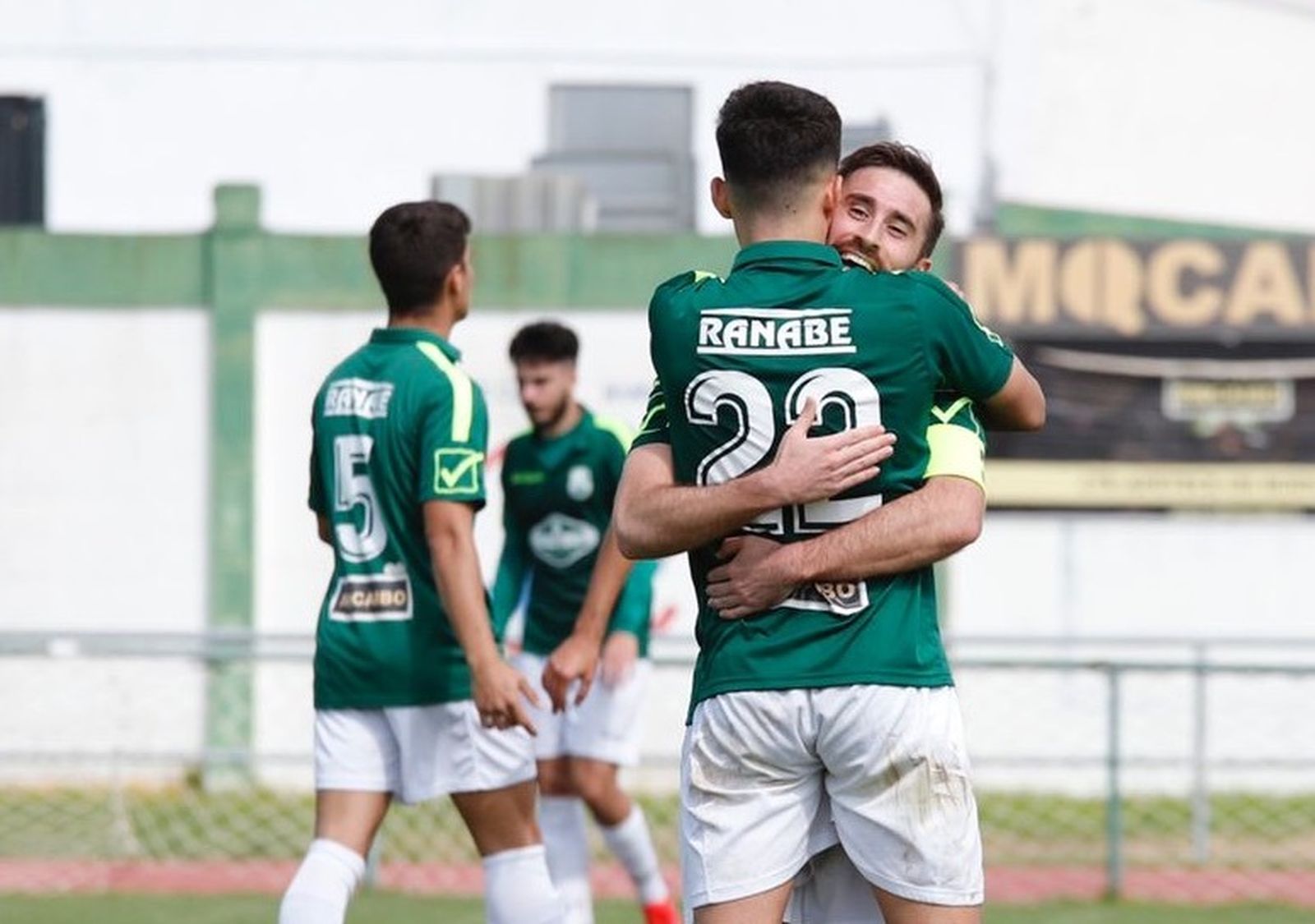 Vicente, capitán del Rota, celebra un gol con su compañero Guille Campo.