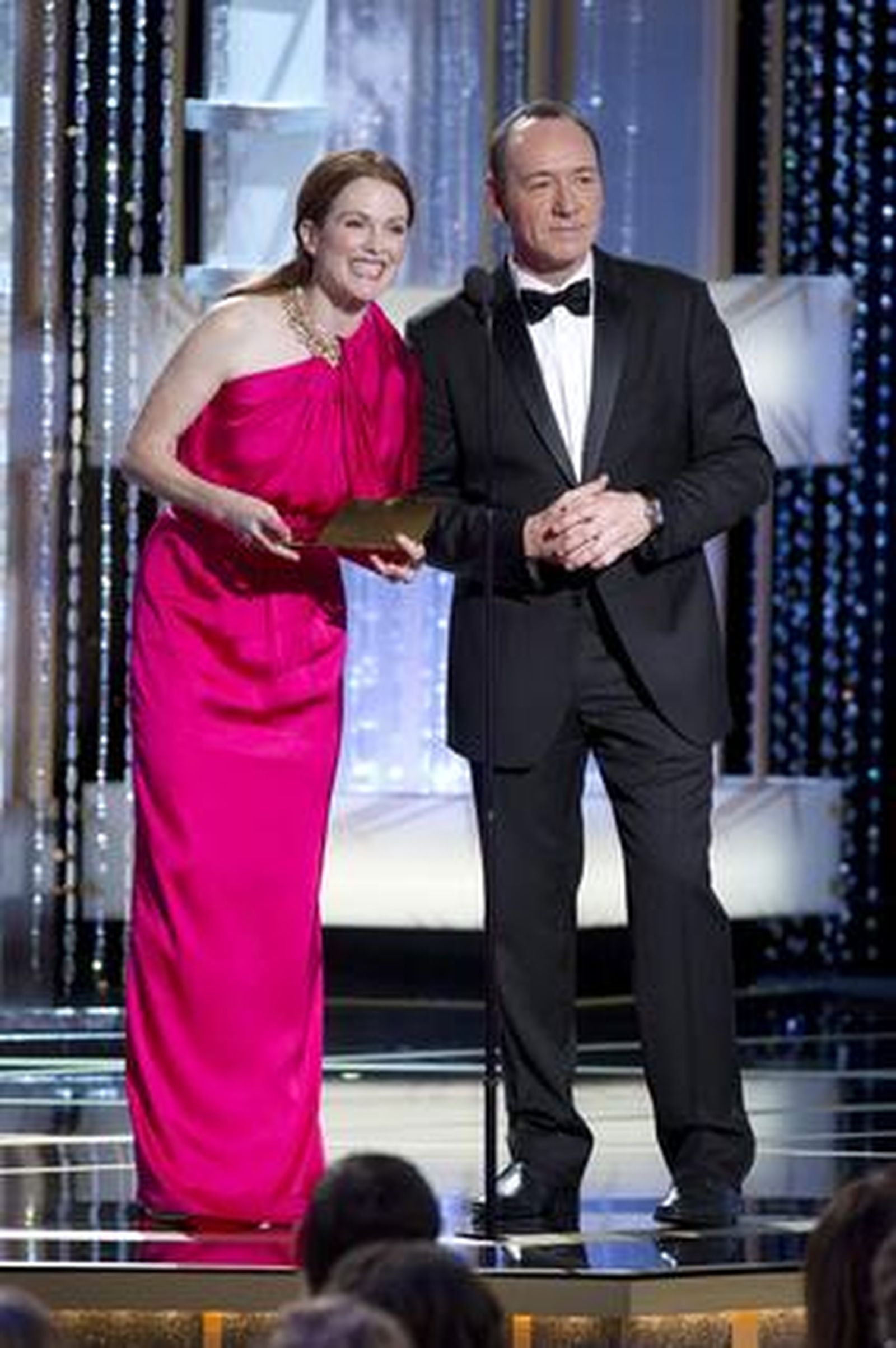 Kevin Spacey y Julianne Moore presentan la gala de la sexagésimoctava edición de los Globos de Oro. / © HFPA · 68th Golden Globe Awards