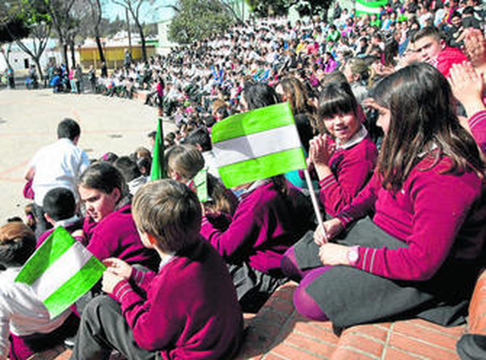 Escolares que participaron ayer en el acto del Día de Andalucía que se celebró en el Parque.