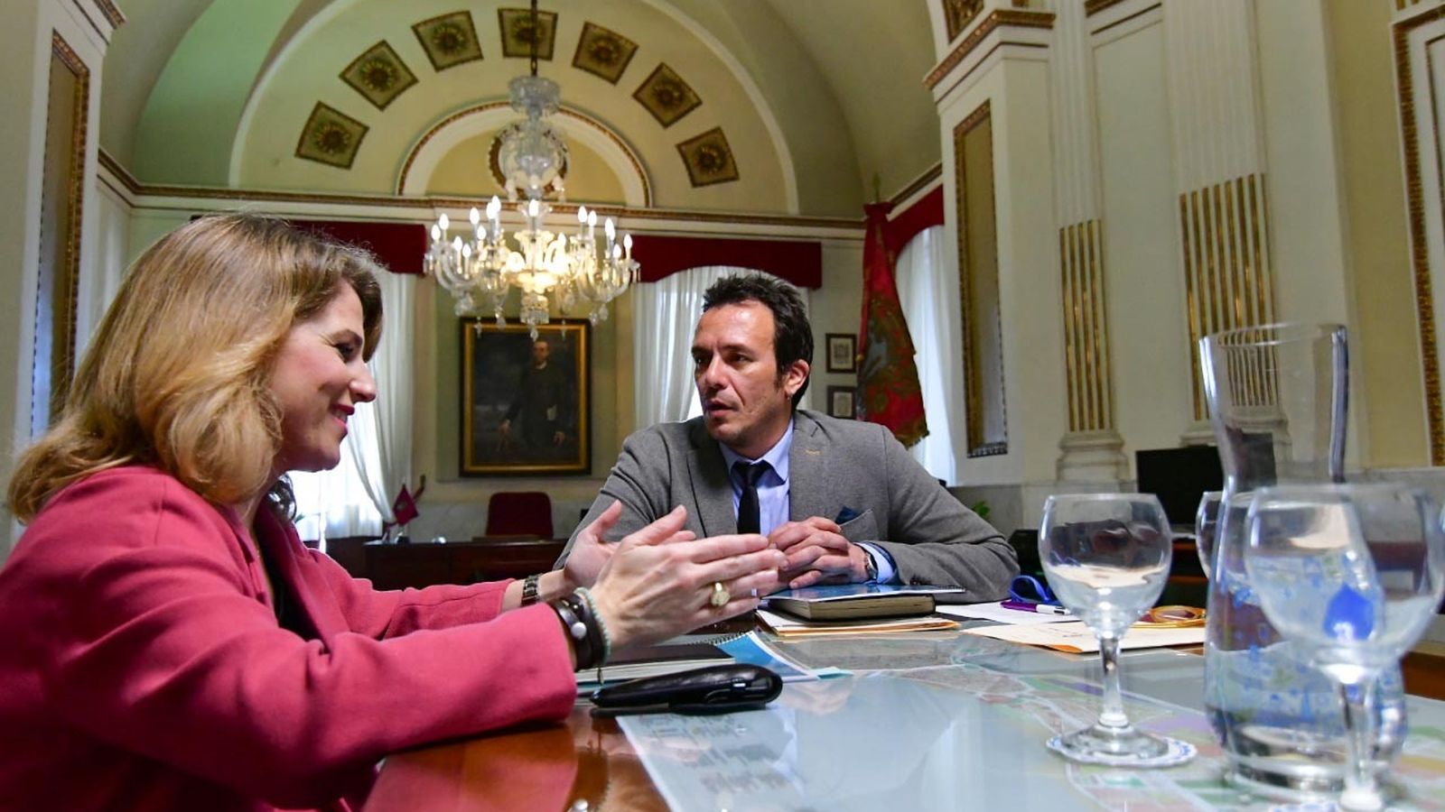El alcalde, en un encuentro con Ana Mestre, delegada de la Junta.