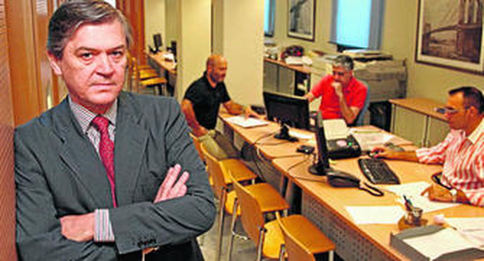 José Luis Lledó en su notaria sevillana, donde ha casado a 20 parejas en un año.